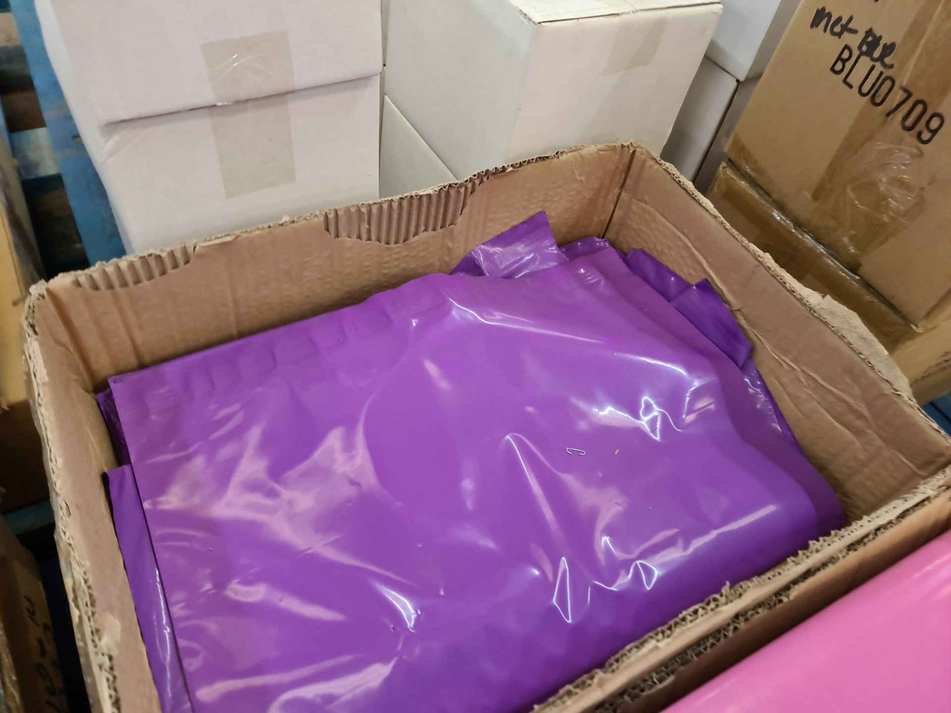 6 boxes of self-seal mailing bags, 405 x 525mm size, in red, purple & pink. Each of the 6 boxes cont - Image 4 of 5