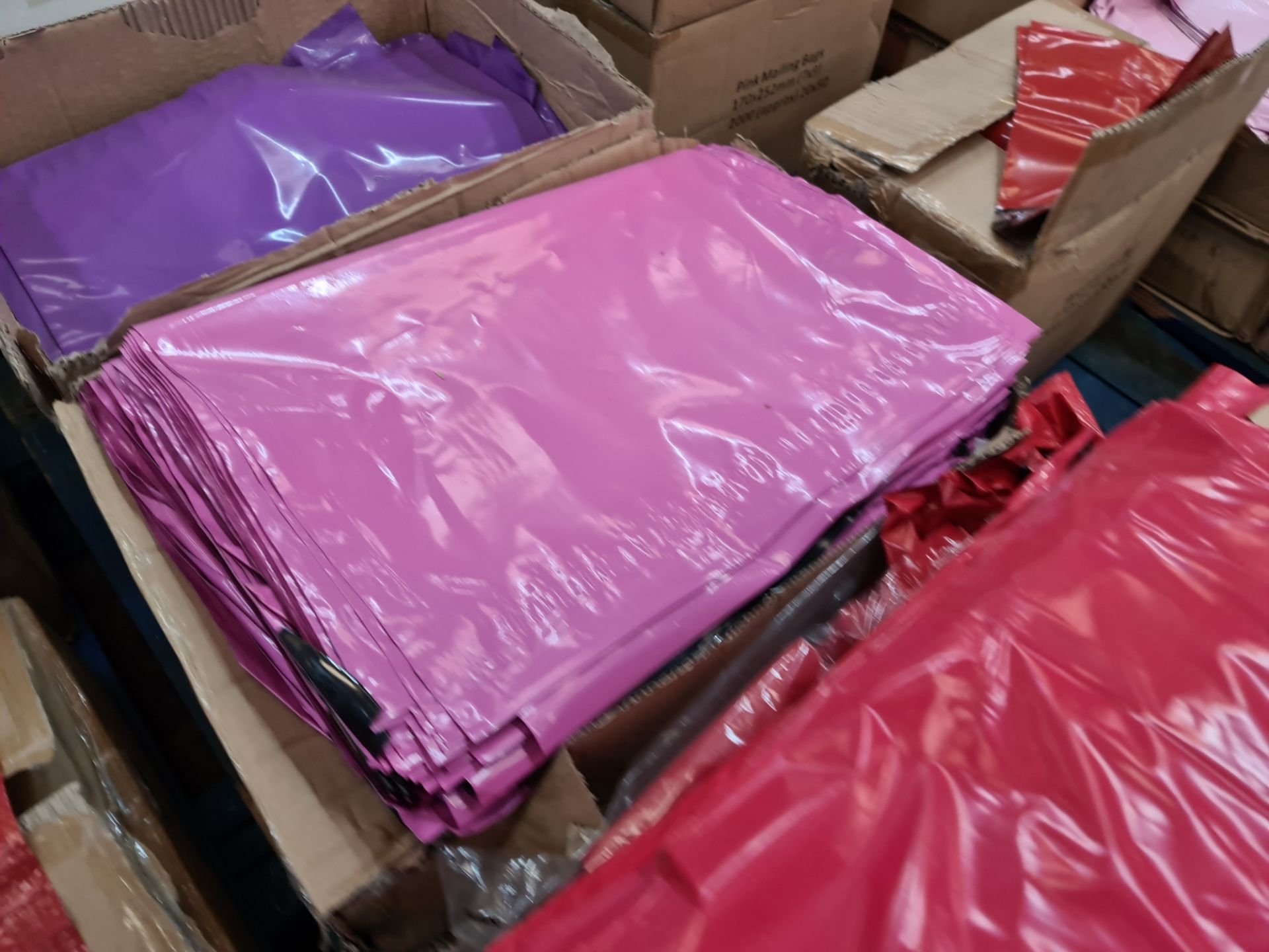 6 boxes of self-seal mailing bags, 405 x 525mm size, in red, purple & pink. Each of the 6 boxes cont - Image 3 of 5