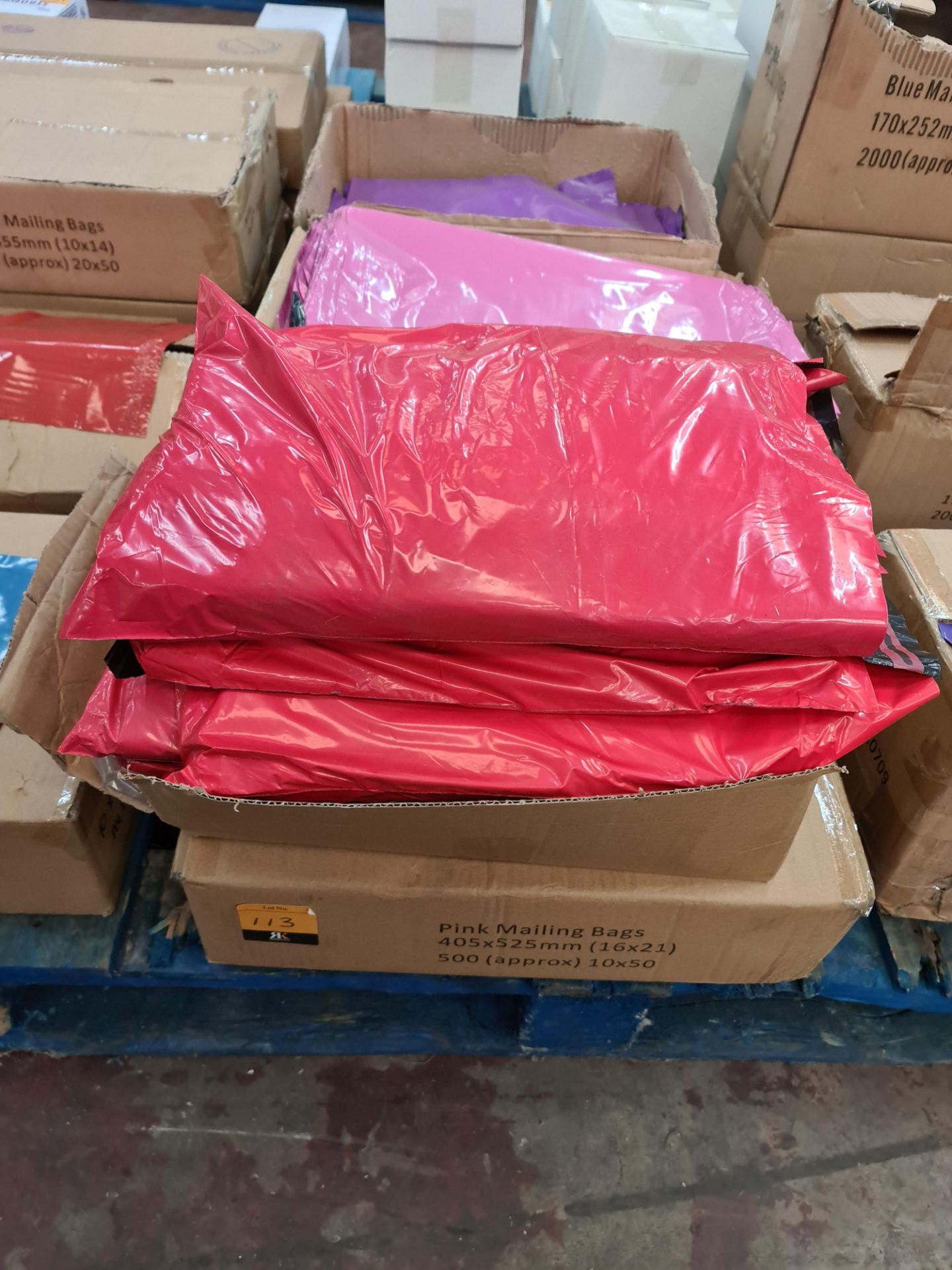 6 boxes of self-seal mailing bags, 405 x 525mm size, in red, purple & pink. Each of the 6 boxes cont