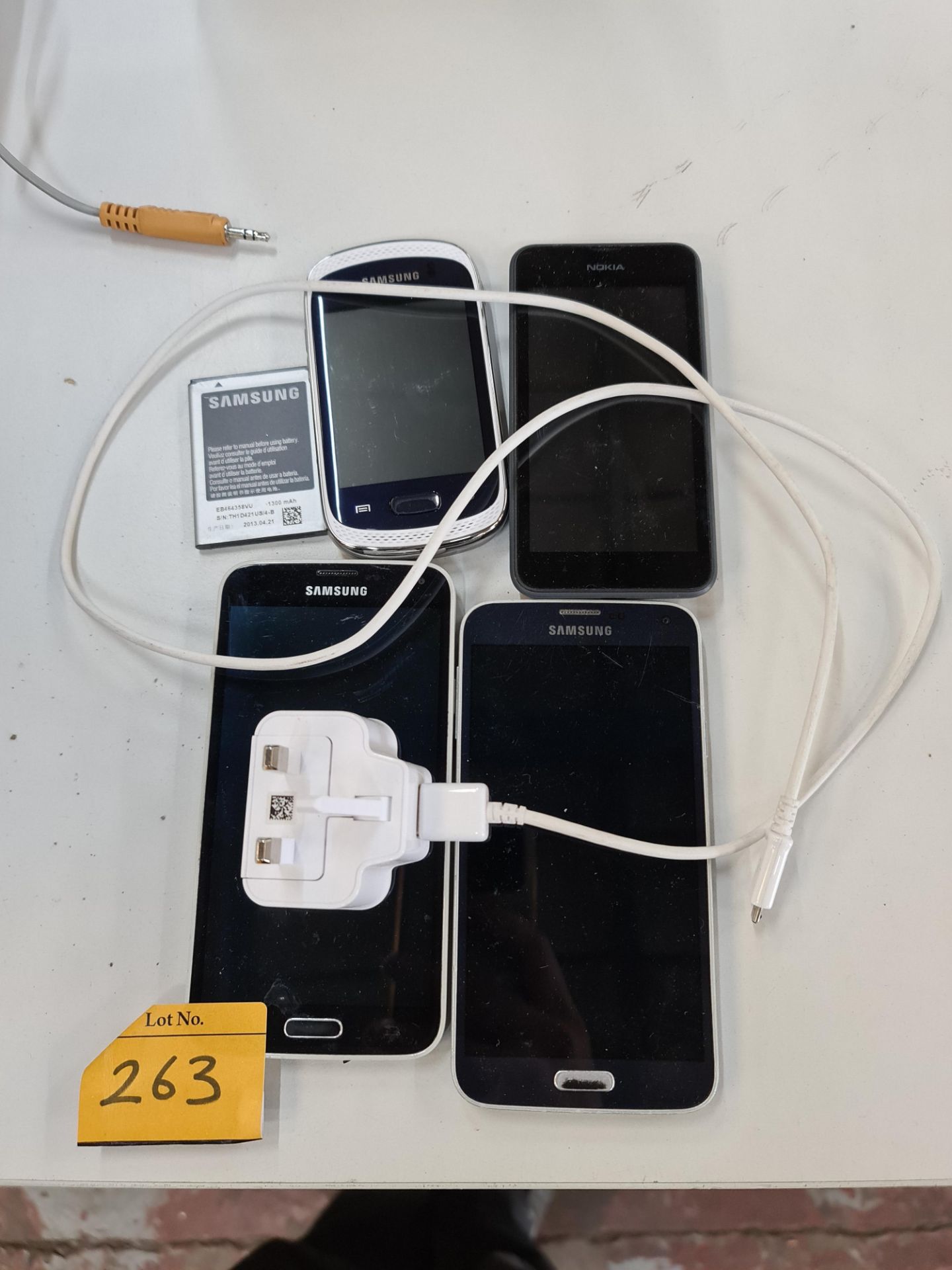 4 assorted Samsung & Nokia mobile phones - one power adaptor included but no other ancillaries