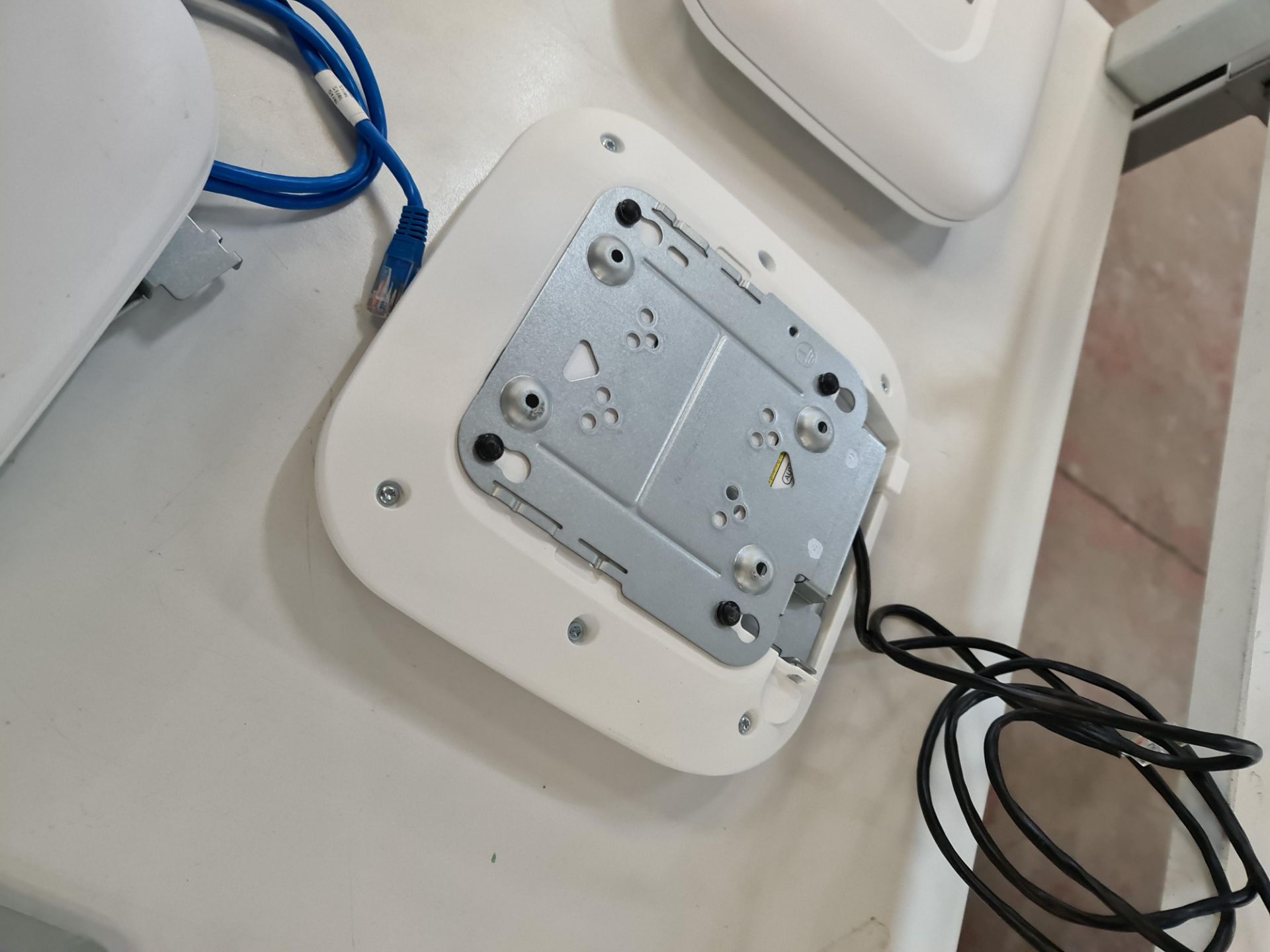 3 off Cisco wireless access points model AIR-CAP27021-E-K9, including wall-mounting bracket - Image 5 of 5