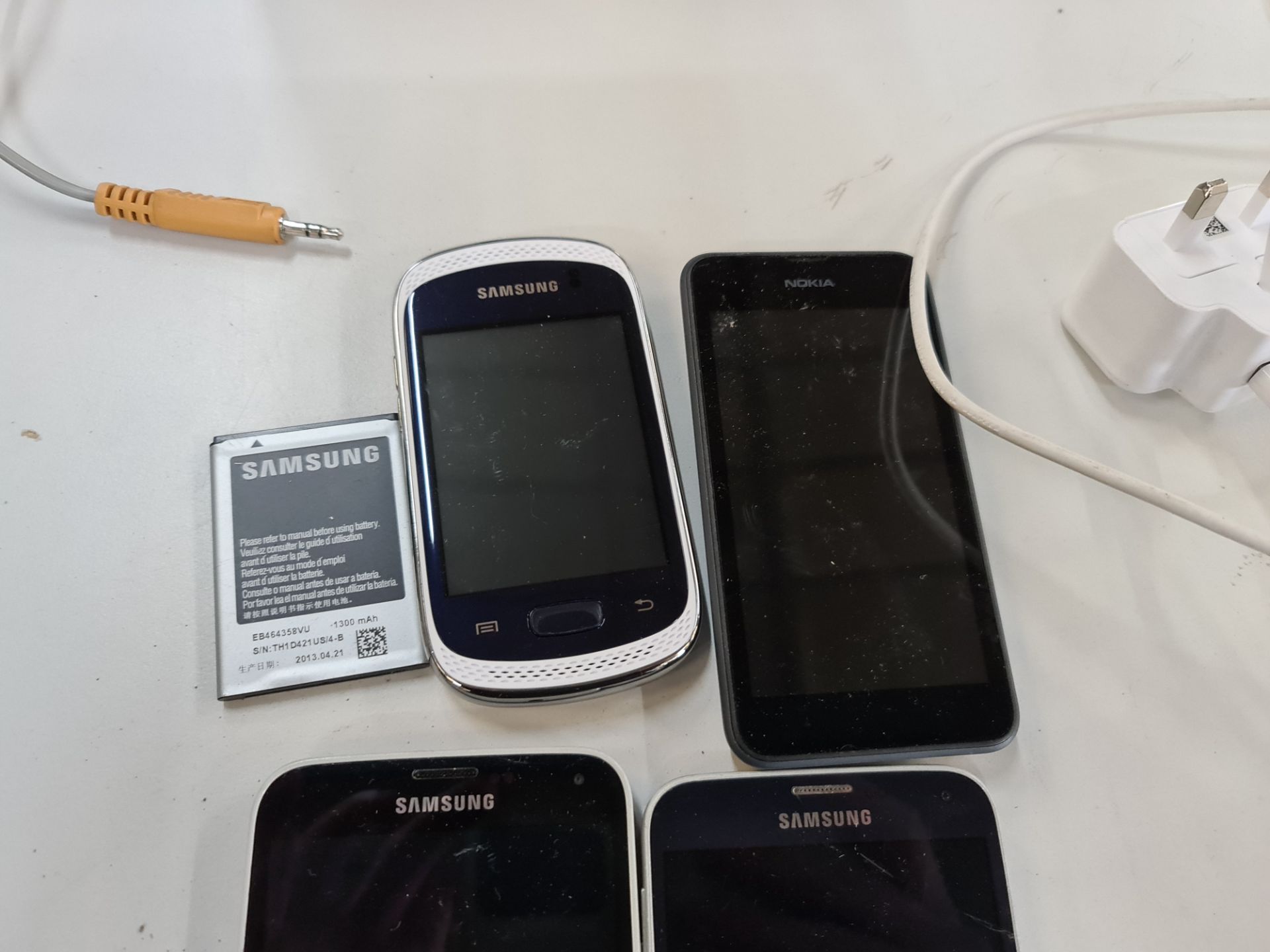 4 assorted Samsung & Nokia mobile phones - one power adaptor included but no other ancillaries - Image 3 of 5