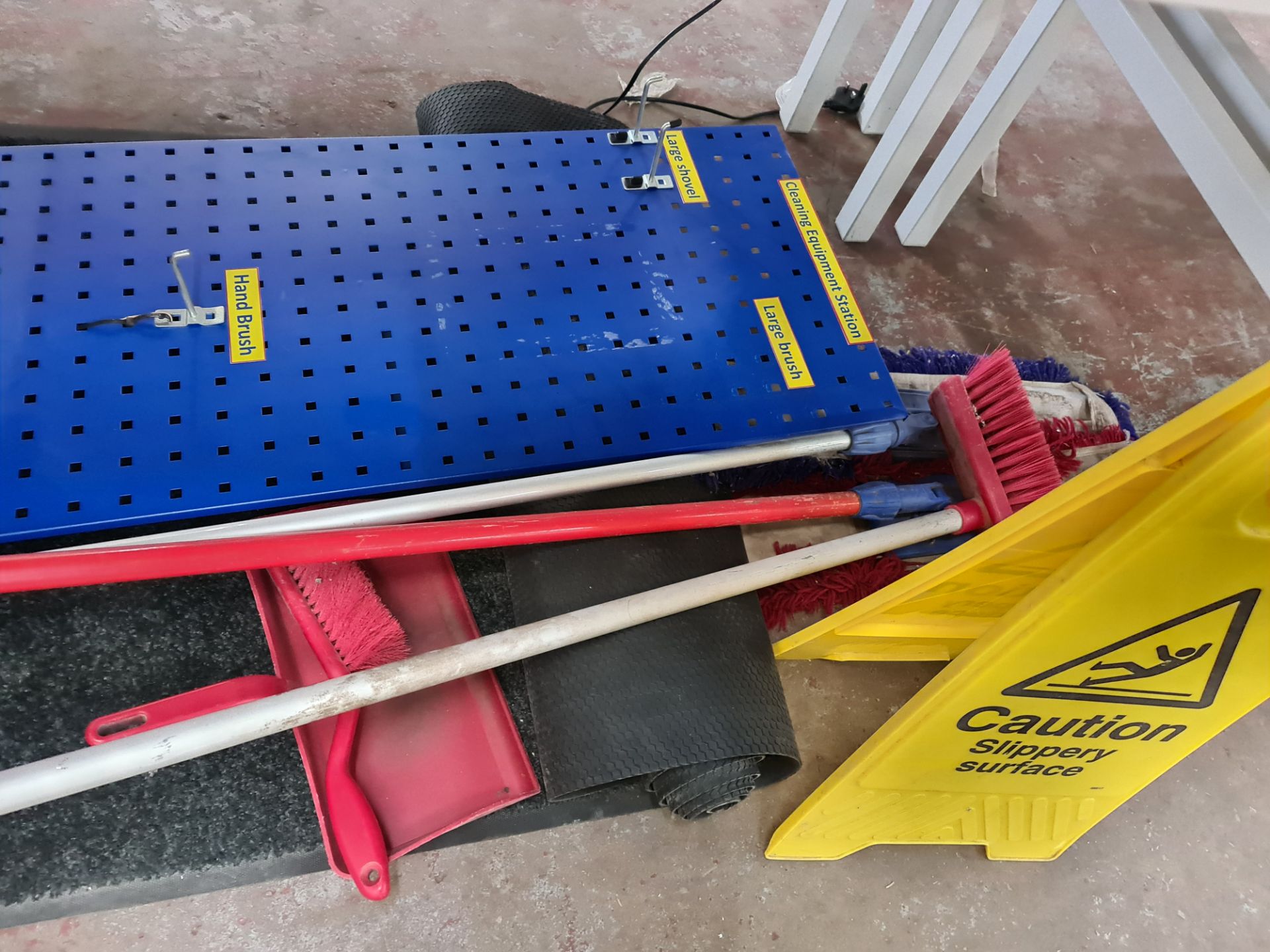 Quantity of cleaning related items & similar comprising mat, sign, brush & more - Image 5 of 5