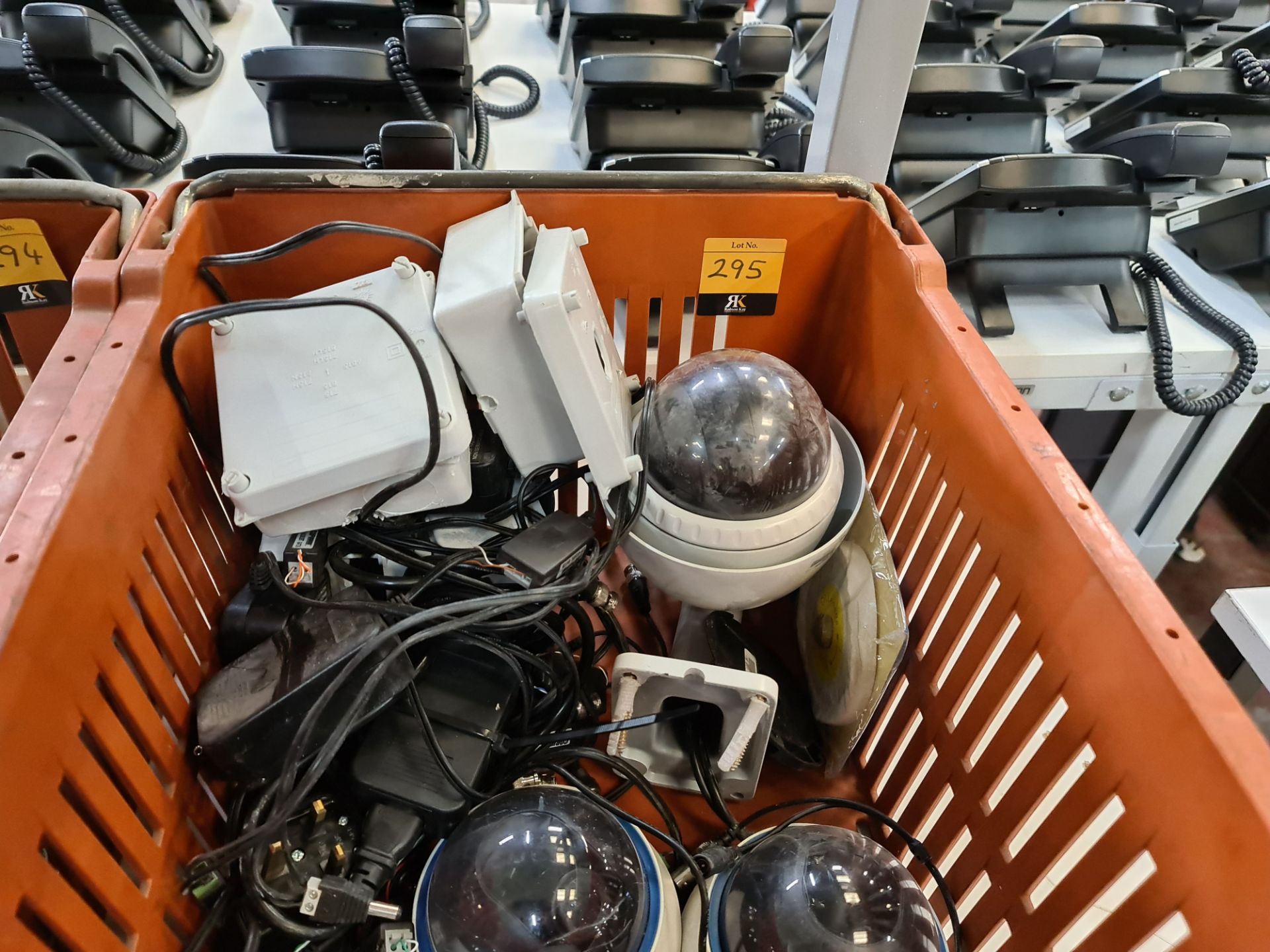 Contents of a crate of CCTV equipment comprising 7 cameras plus other miscellaneous items - Image 3 of 4