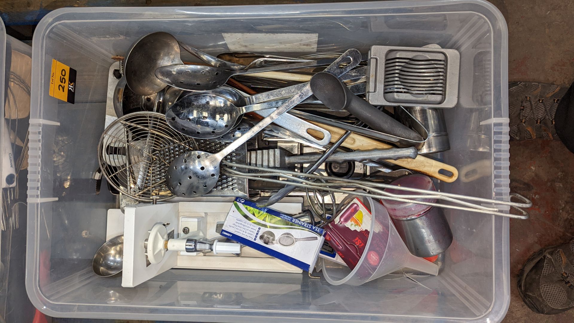 The contents of a crate of assorted kitchen utensils & similar. NB crate excluded