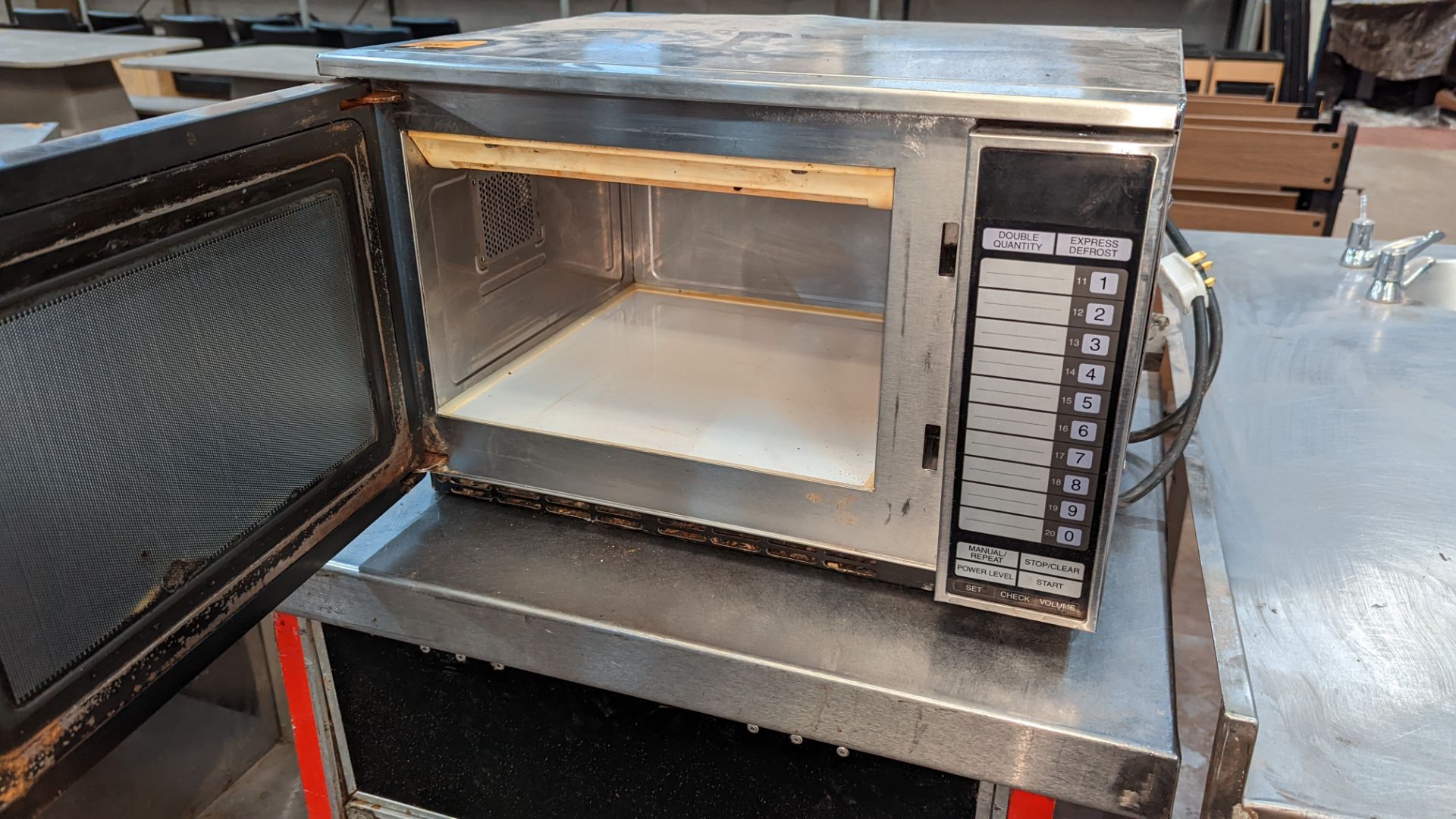 Sharp commercial microwave model 1900W/R-24AT - Image 4 of 4
