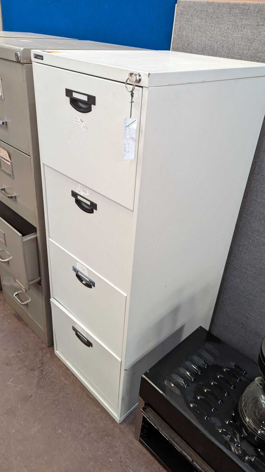 Pale grey metal 4-drawer filing cabinet - Image 3 of 5