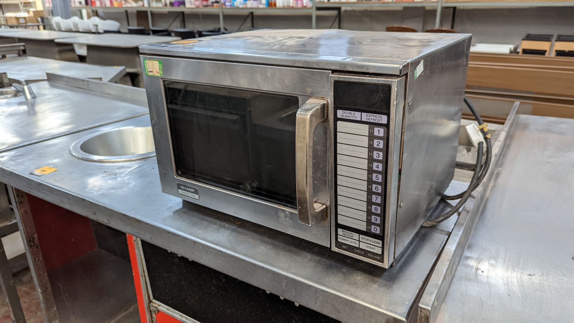 Sharp commercial microwave model 1900W/R-24AT - Image 3 of 4