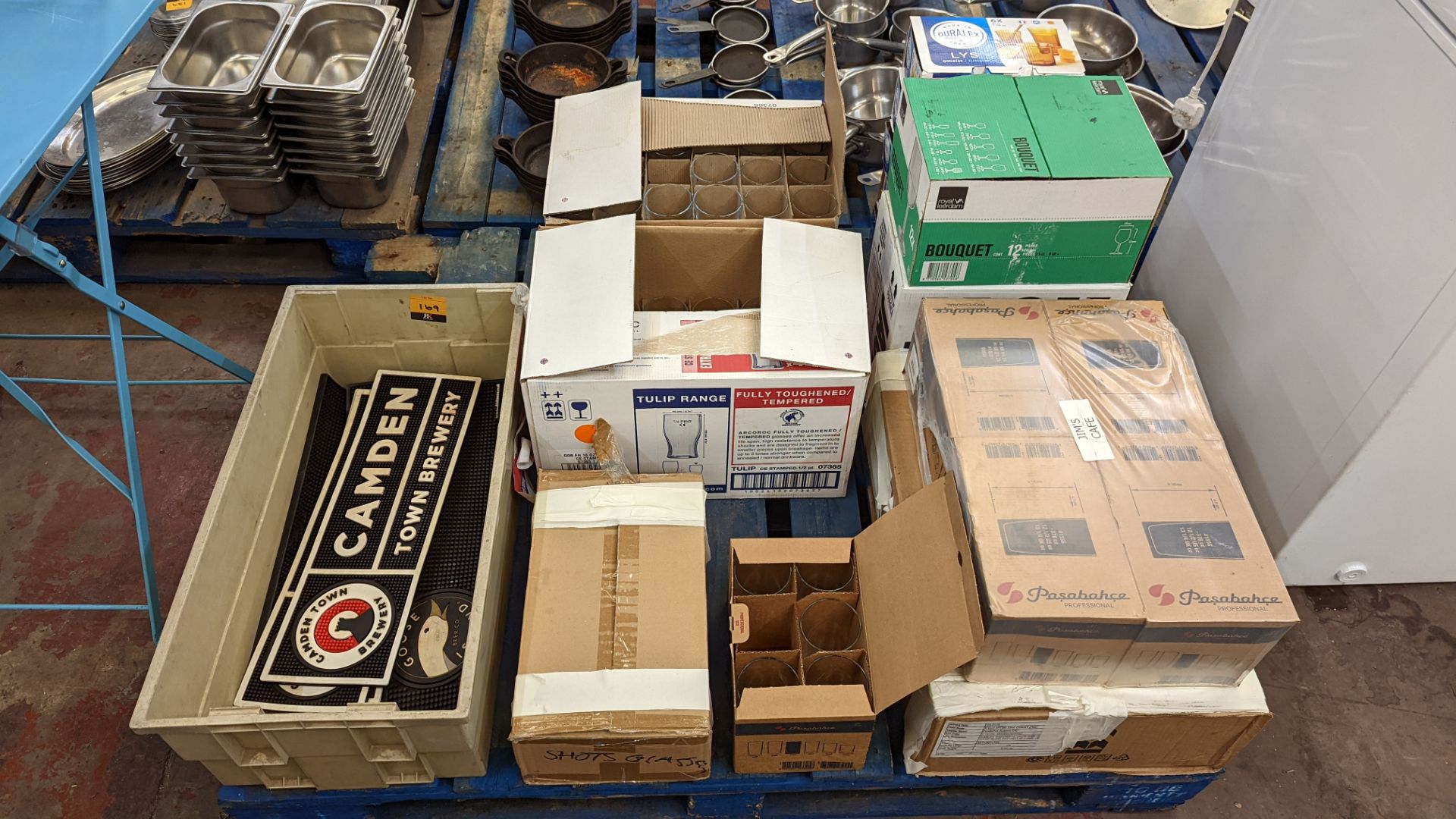 The contents of a pallet of glassware, bar mats & similar