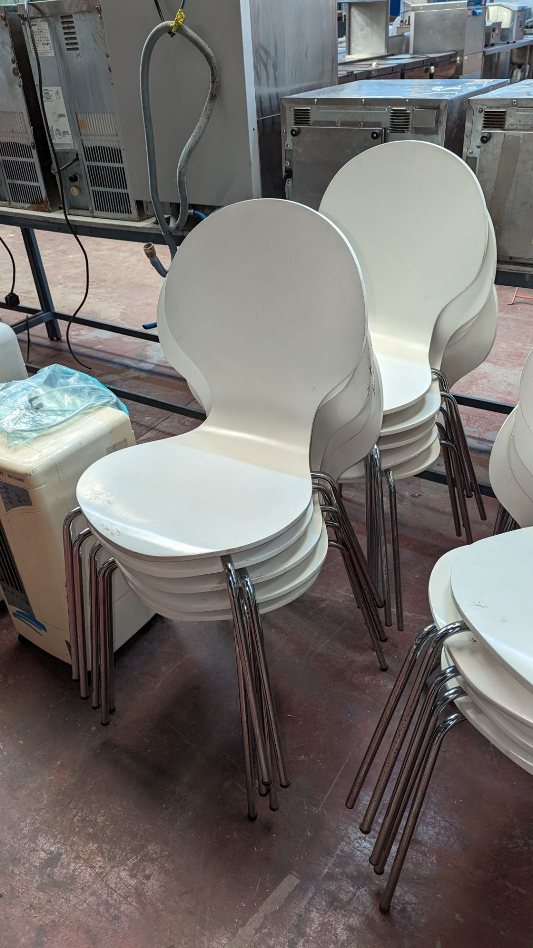 20 matching stacking chairs in white painted wood on chrome bases - Image 4 of 6