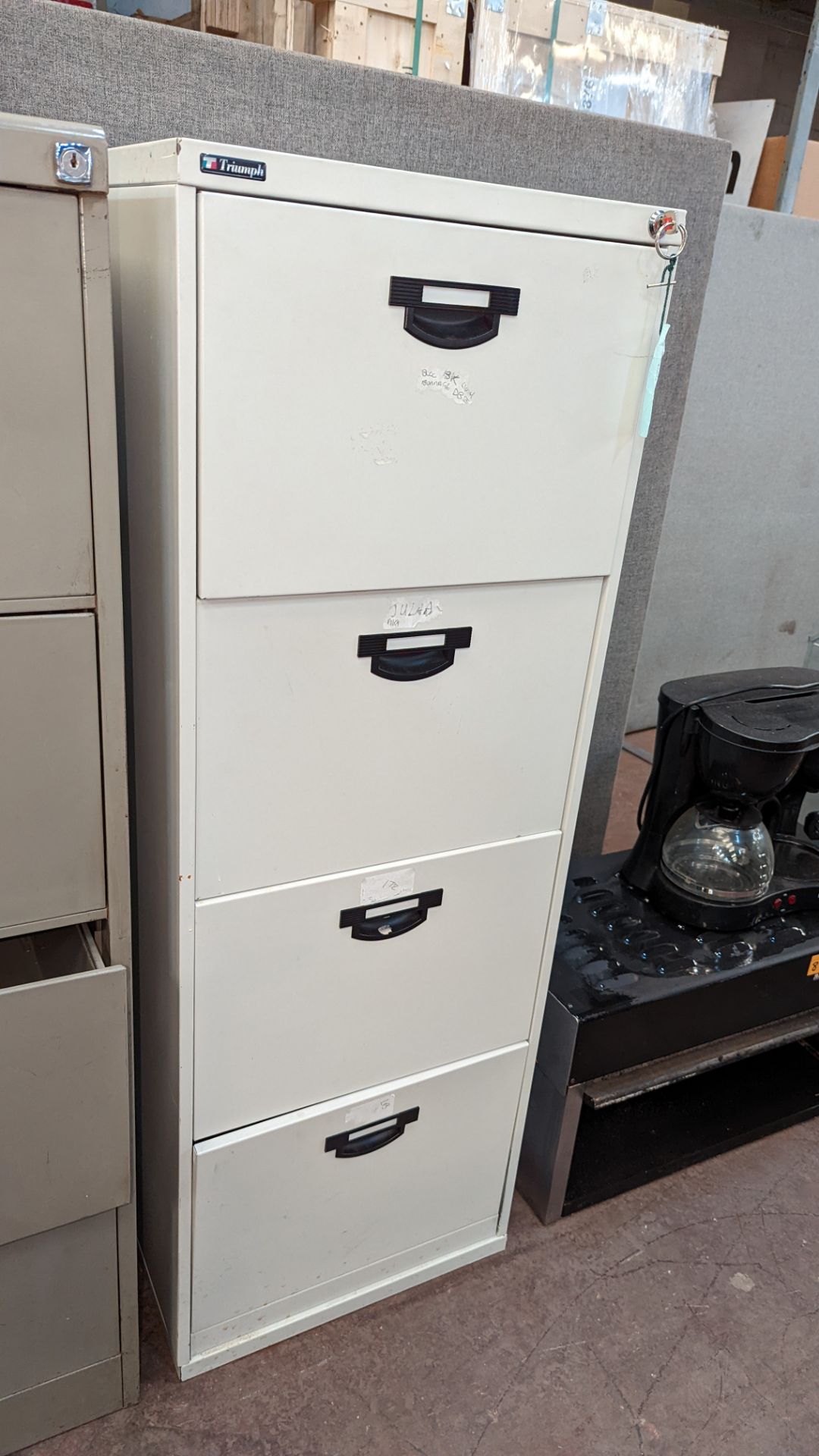 Pale grey metal 4-drawer filing cabinet - Image 2 of 5