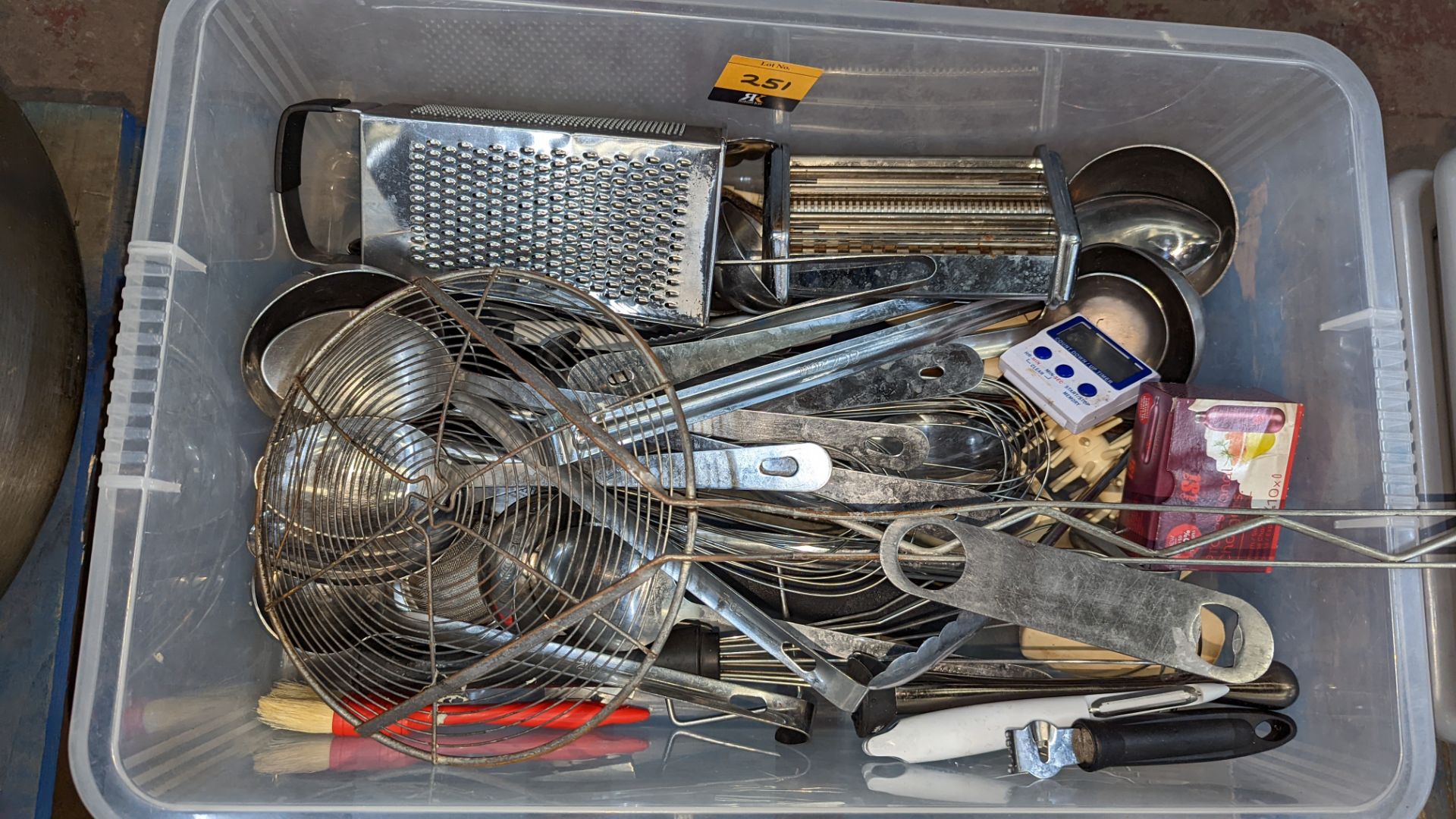 The contents of a crate of assorted kitchen utensils & similar. NB crate excluded - Image 3 of 3