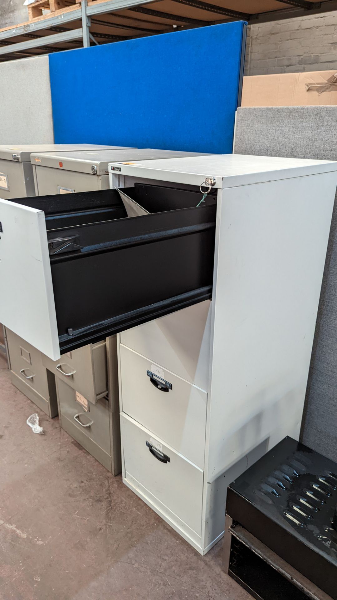 Pale grey metal 4-drawer filing cabinet - Image 4 of 5
