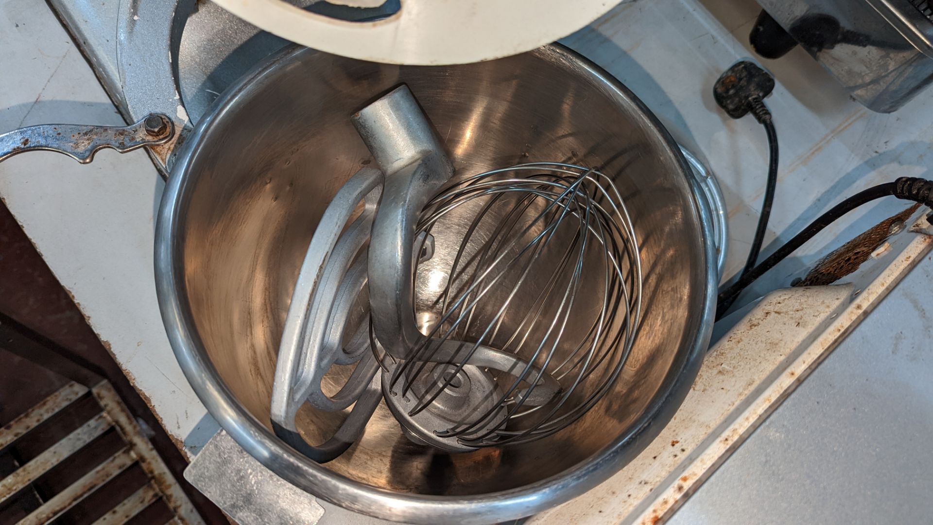 Vollrath heavy-duty mixer with removable bowl & 3 assorted attachments (whisk, paddle & hook) - Image 7 of 8