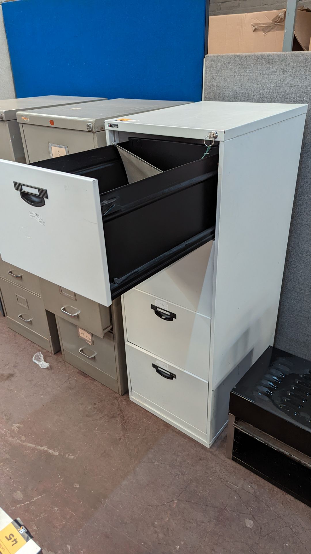 Pale grey metal 4-drawer filing cabinet - Image 5 of 5