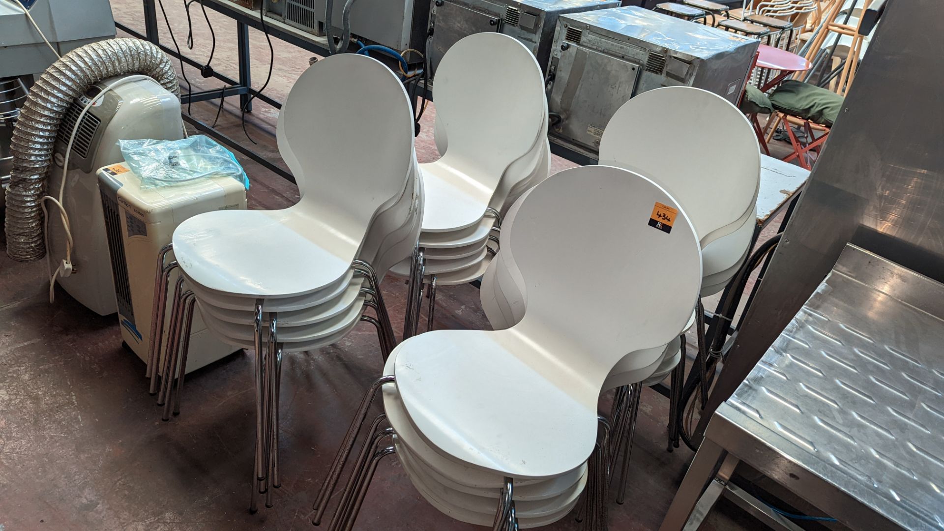 20 matching stacking chairs in white painted wood on chrome bases - Image 2 of 6