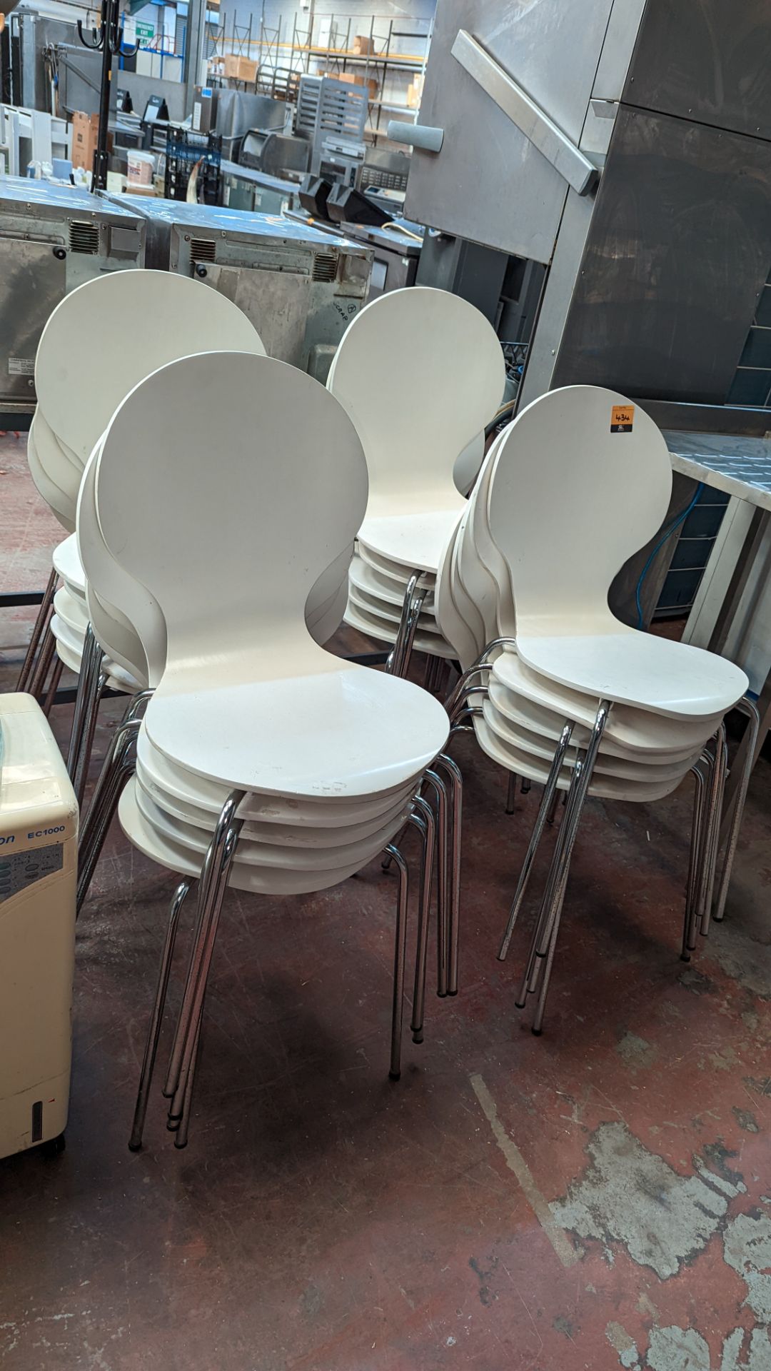 20 matching stacking chairs in white painted wood on chrome bases - Image 5 of 6