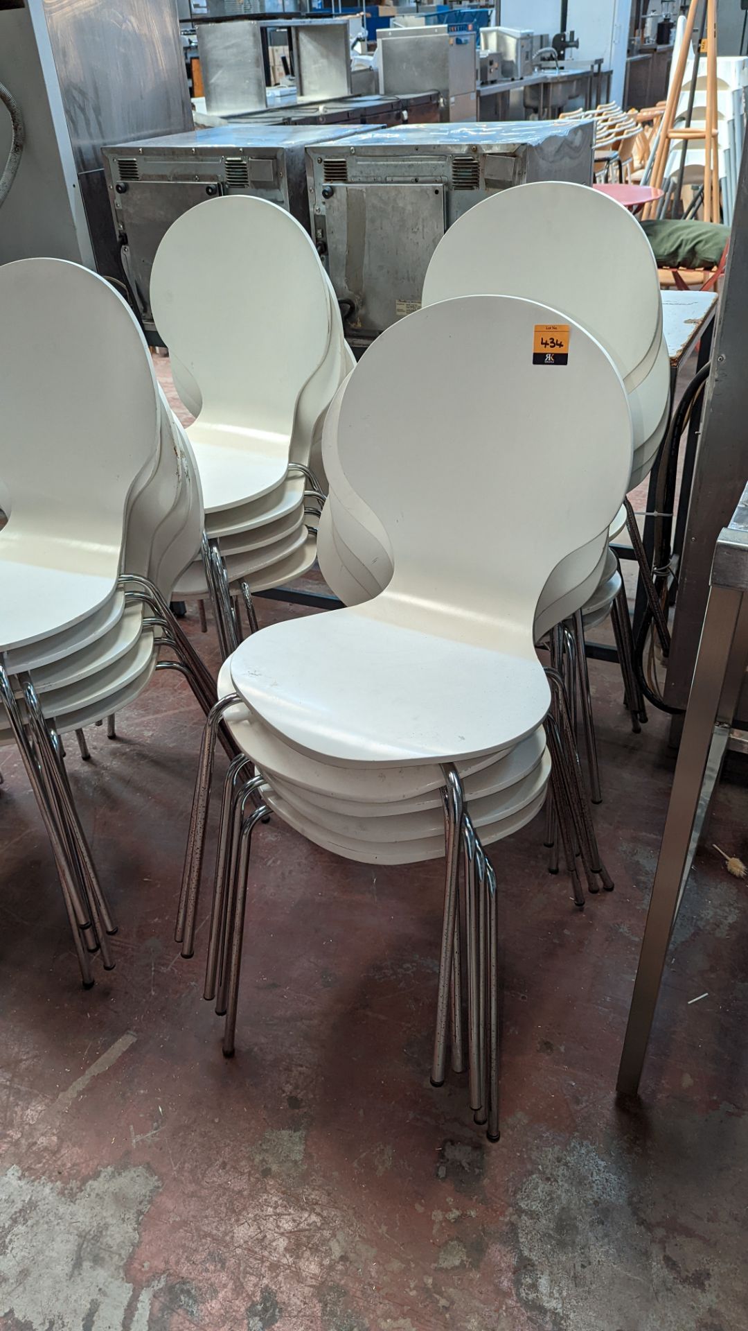 20 matching stacking chairs in white painted wood on chrome bases - Image 3 of 6