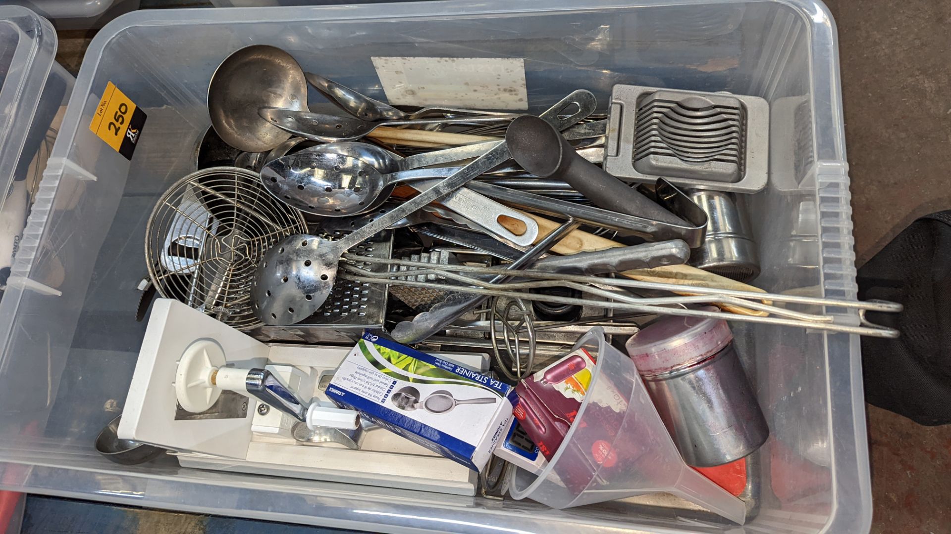 The contents of a crate of assorted kitchen utensils & similar. NB crate excluded - Image 3 of 3