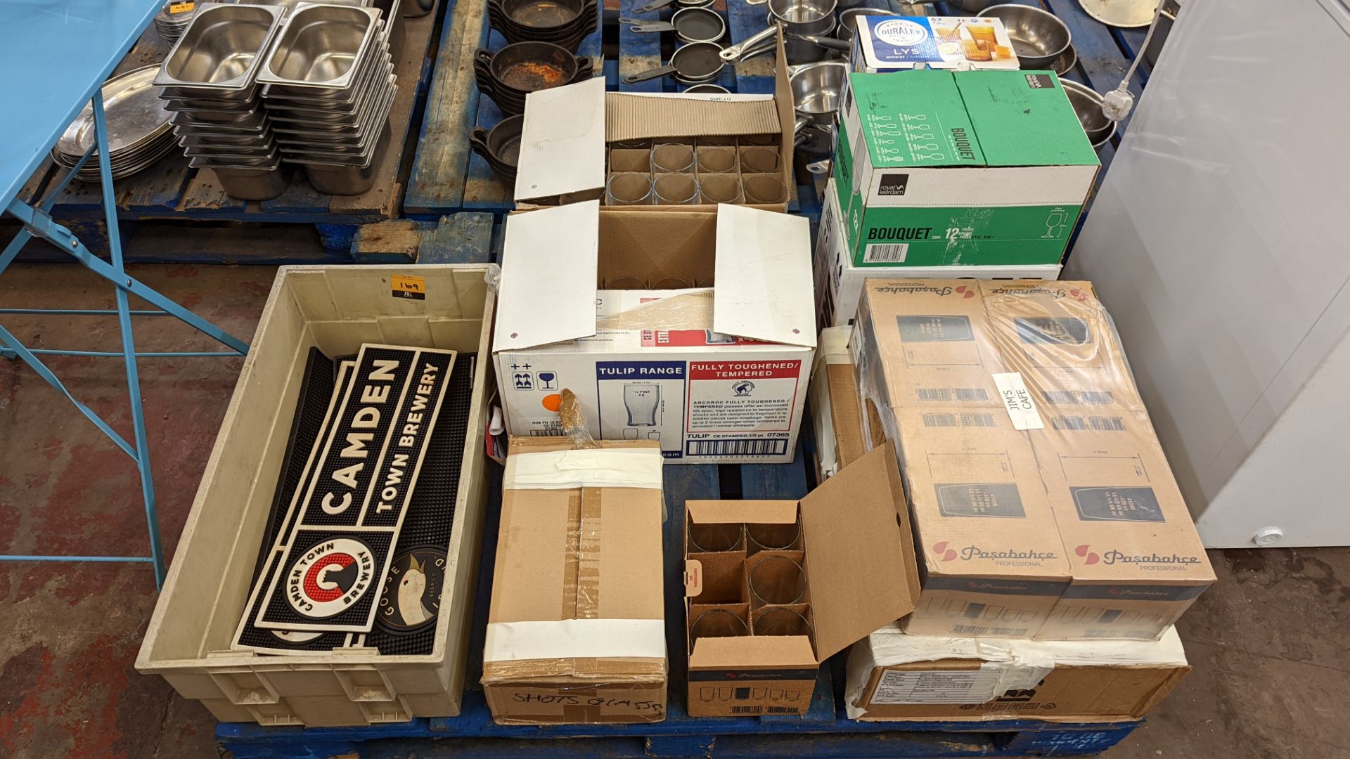 The contents of a pallet of glassware, bar mats & similar - Image 2 of 9