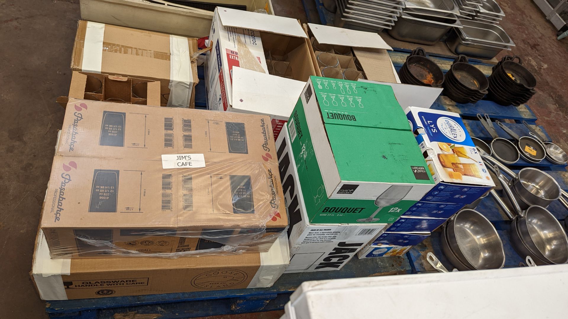 The contents of a pallet of glassware, bar mats & similar - Image 7 of 9
