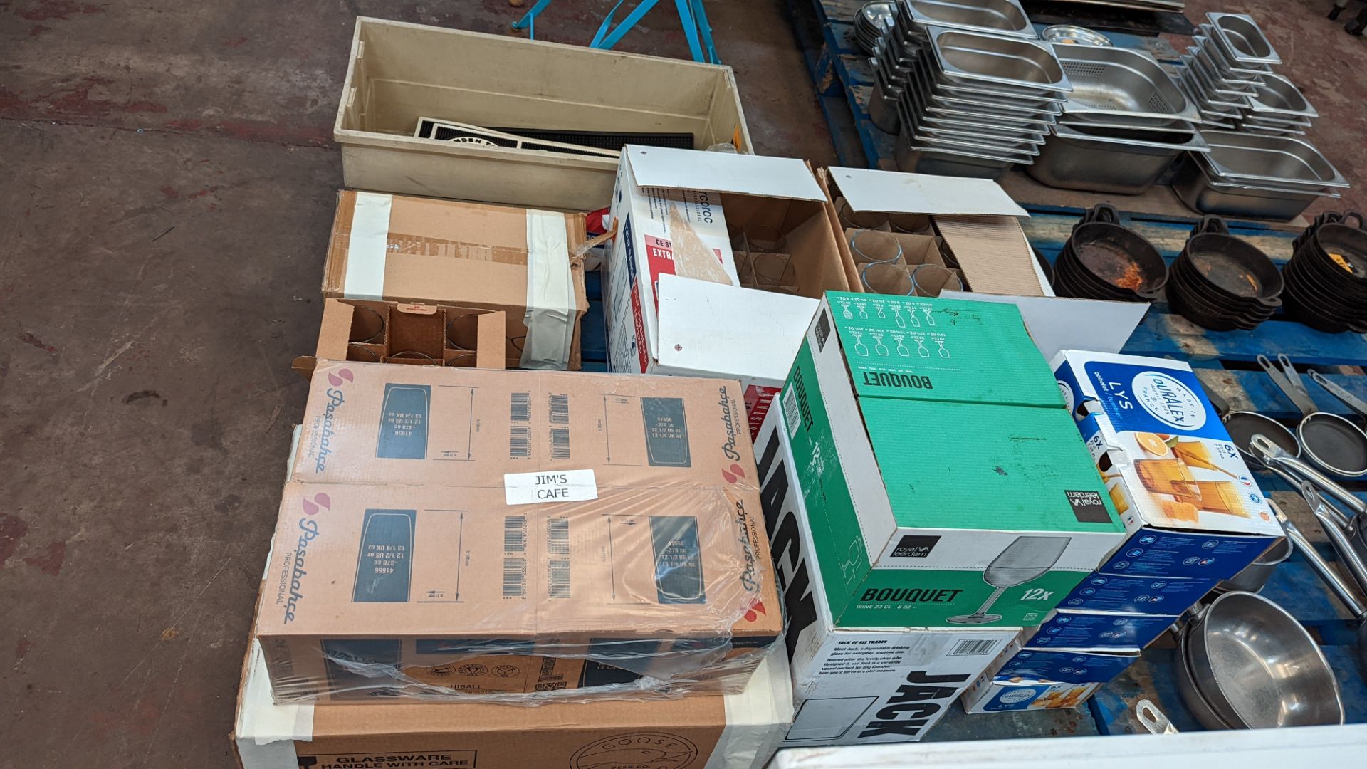 The contents of a pallet of glassware, bar mats & similar - Image 9 of 9