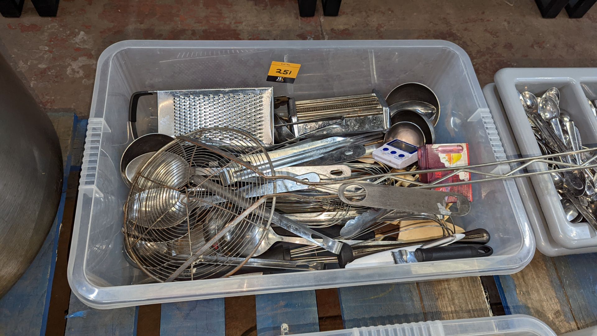 The contents of a crate of assorted kitchen utensils & similar. NB crate excluded