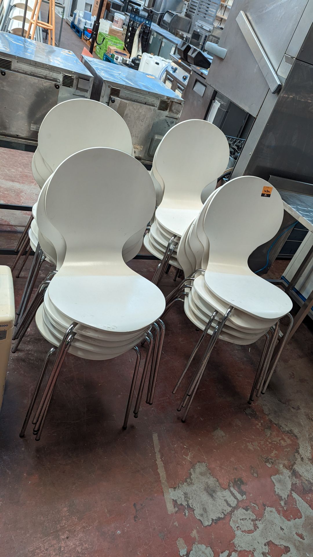 20 matching stacking chairs in white painted wood on chrome bases - Image 6 of 6