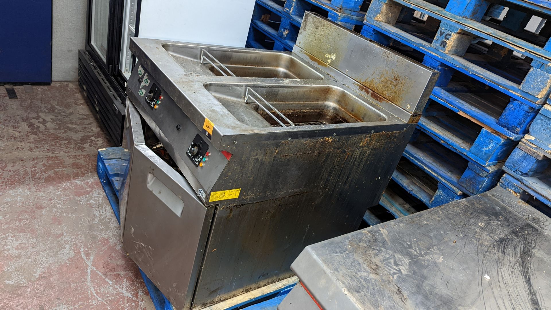 2 assorted pieces of Angelo Po catering equipment comprising twin well fryer & cupboard - Image 5 of 12