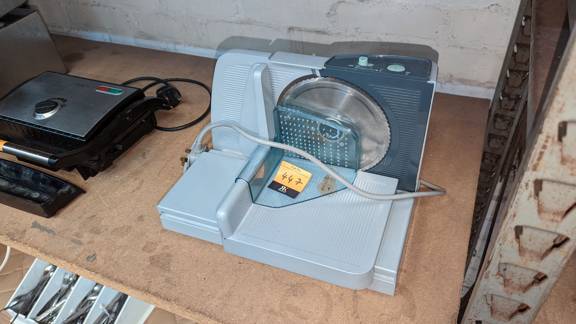 Compact benchtop electric meat slicer - Image 3 of 5