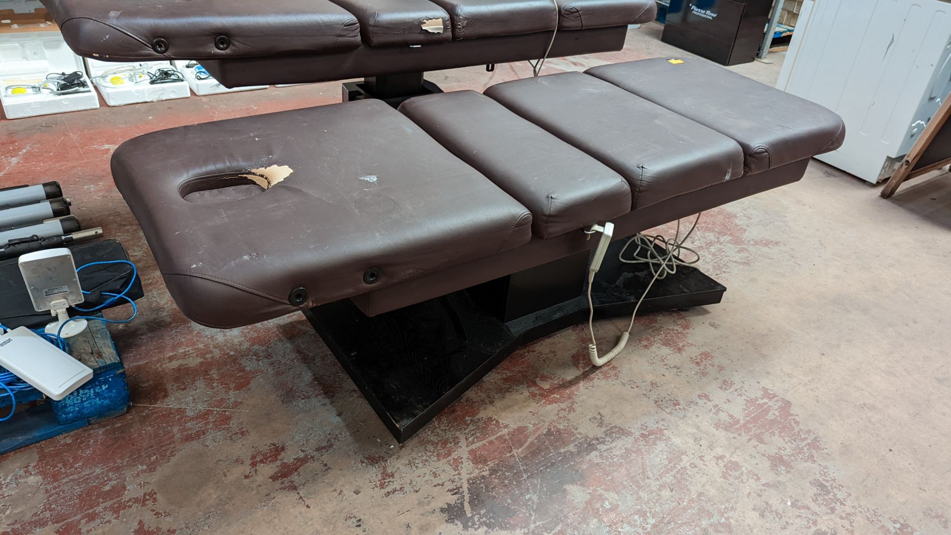 Beauty treatment bed in brown leather/leatherette on black wooden base with electric controller - Image 5 of 9