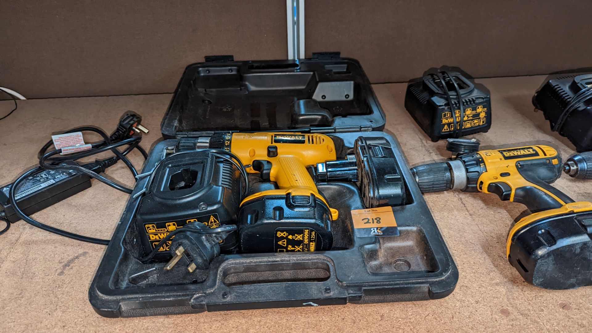 De Walt power tool lot comprising 3 De Walt drills, 4 batteries, 3 chargers & one case - Image 3 of 6