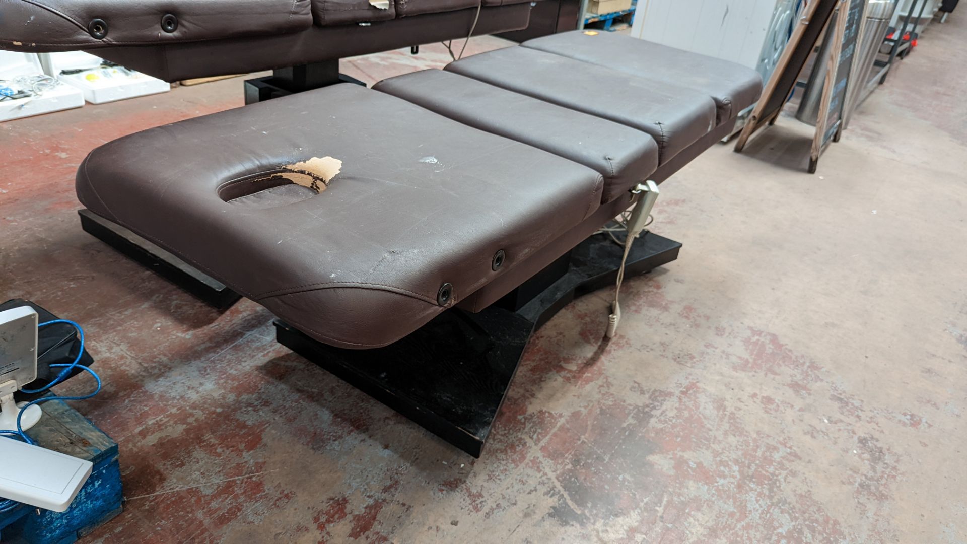 Beauty treatment bed in brown leather/leatherette on black wooden base with electric controller - Image 7 of 9