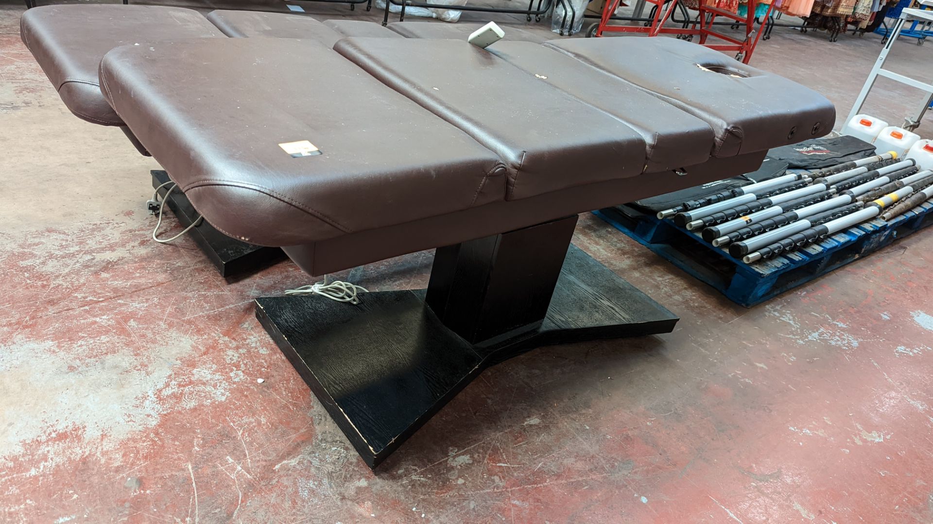 Beauty treatment bed in brown leather/leatherette on black wooden base with electric controller - Image 2 of 7