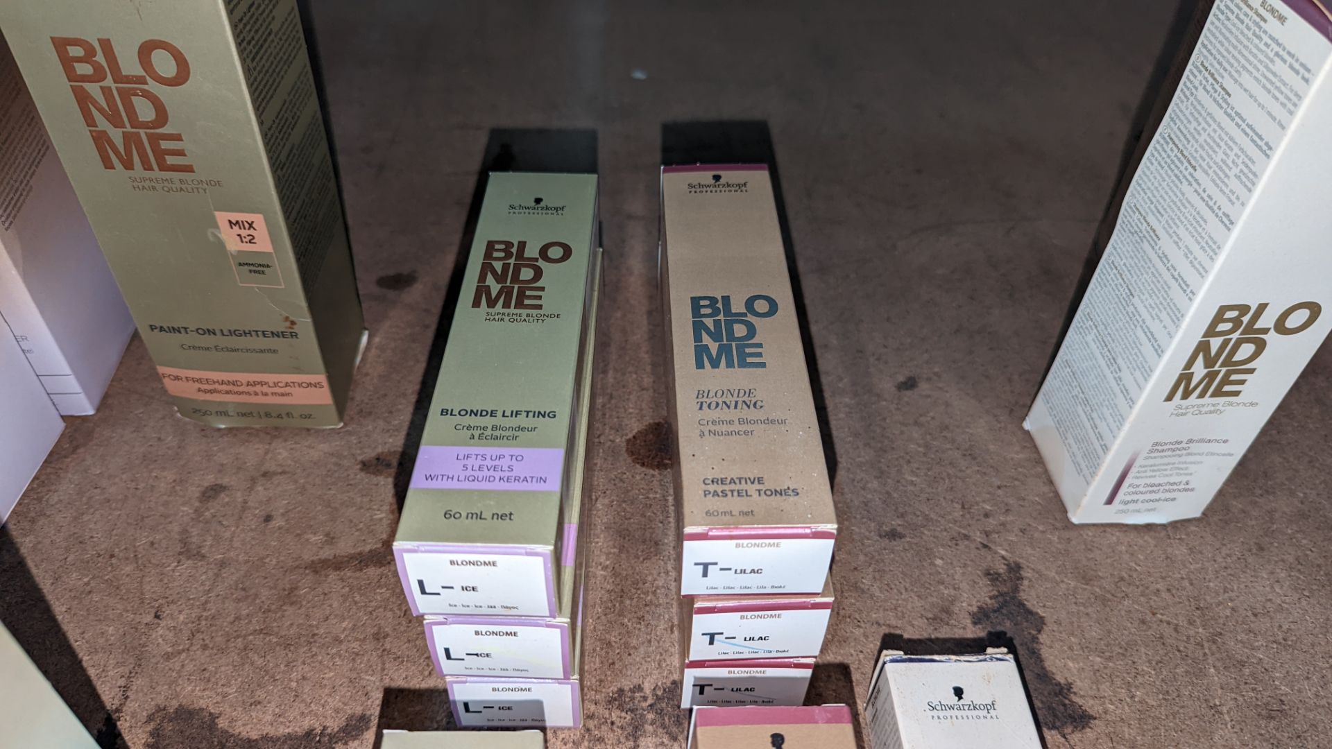 16 off assorted 60ml tubes of Schwarzkopf BLONDME lifting, toning & blending products - Image 5 of 5