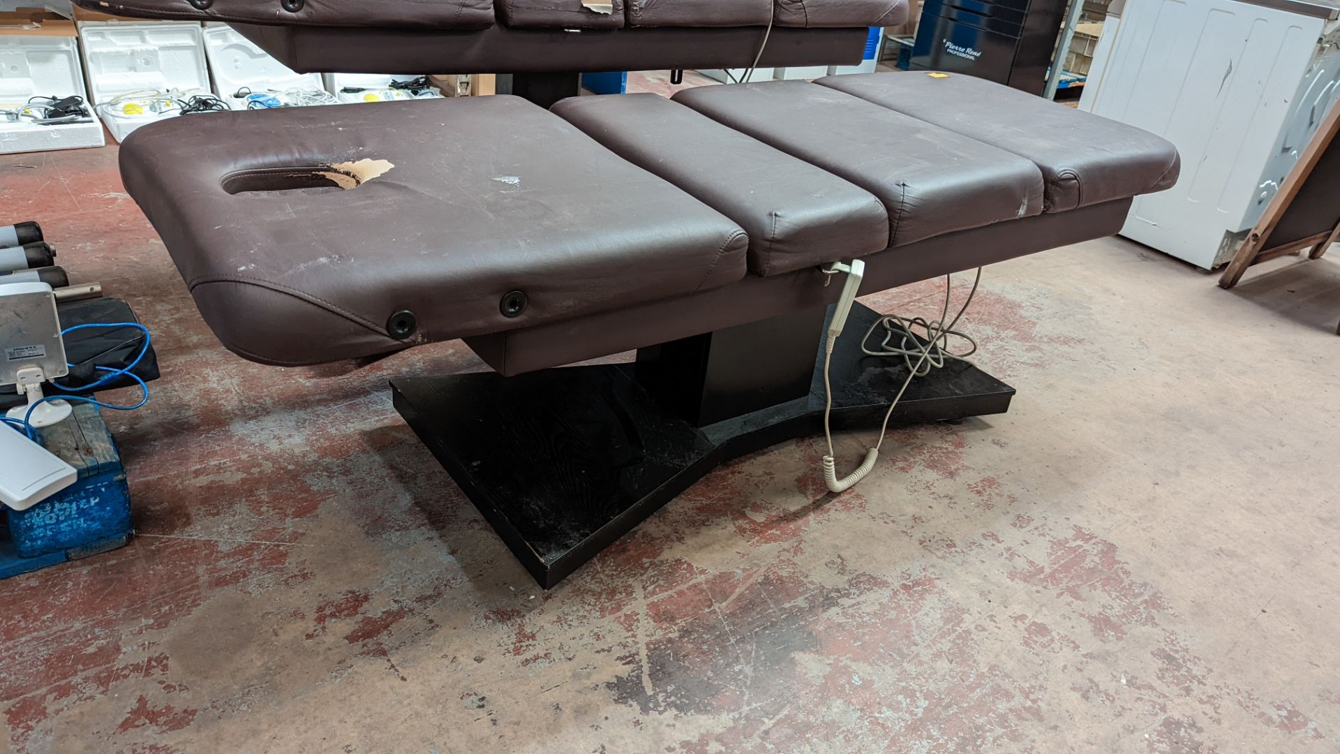 Beauty treatment bed in brown leather/leatherette on black wooden base with electric controller - Image 6 of 9