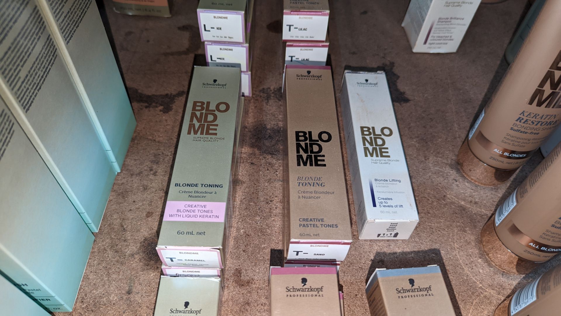 16 off assorted 60ml tubes of Schwarzkopf BLONDME lifting, toning & blending products - Image 4 of 5