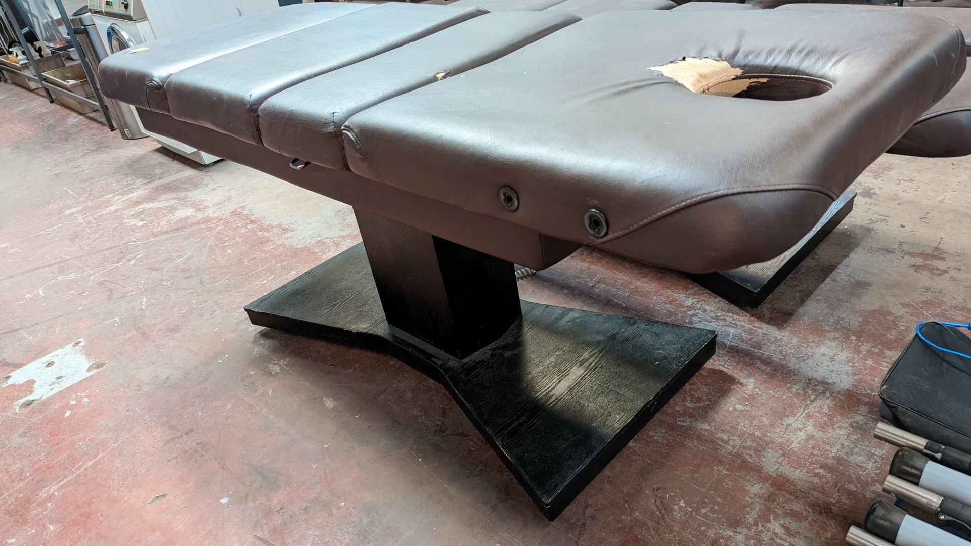 Beauty treatment bed in brown leather/leatherette on black wooden base with electric controller - Image 4 of 7