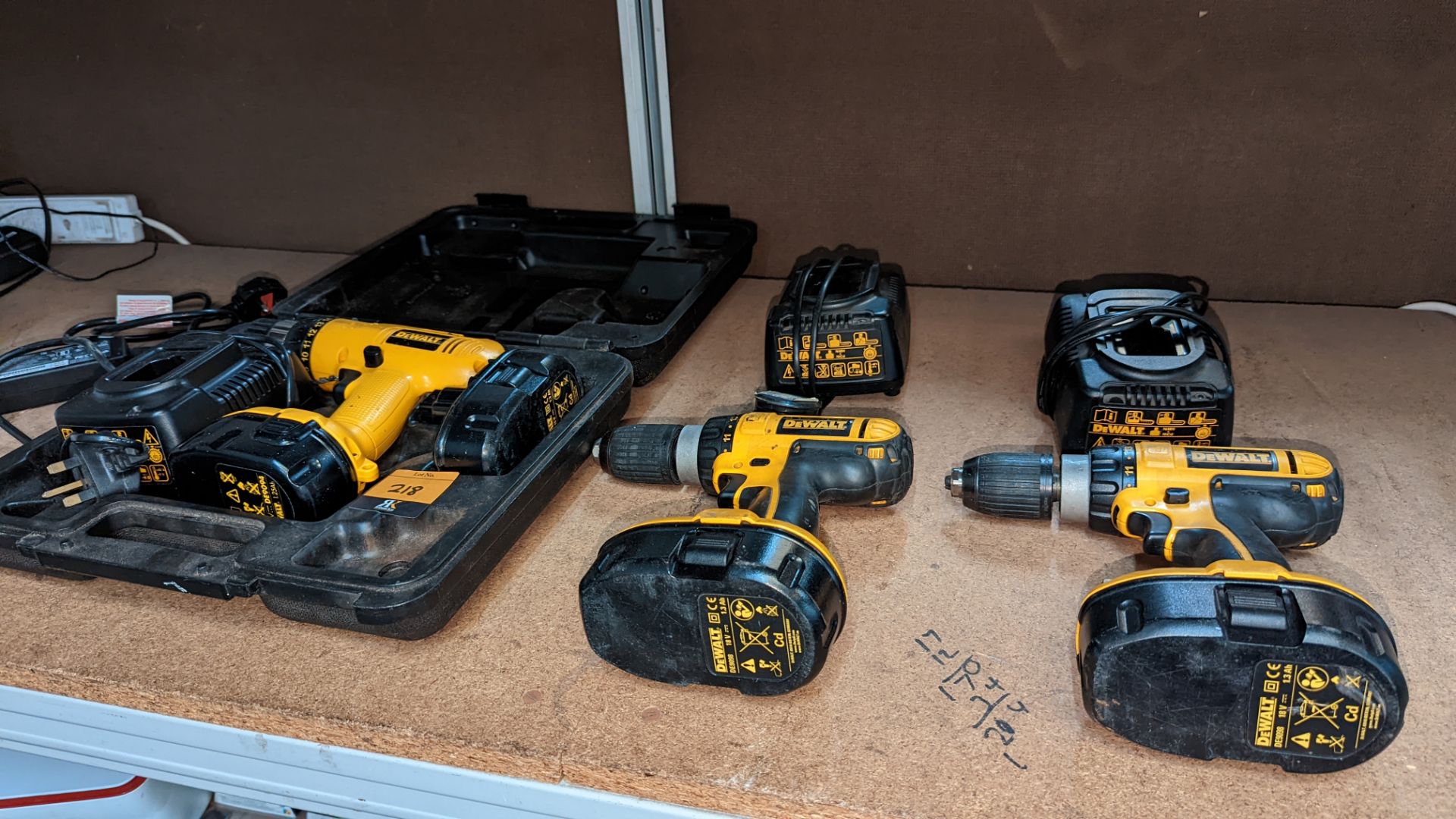 De Walt power tool lot comprising 3 De Walt drills, 4 batteries, 3 chargers & one case - Image 6 of 6