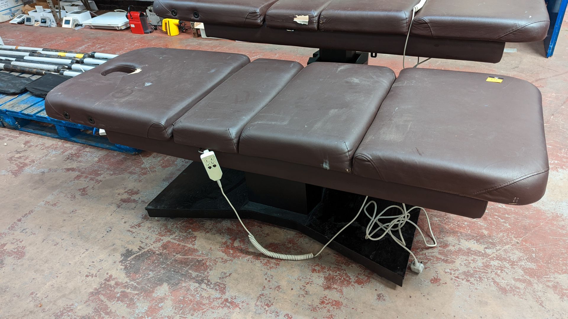 Beauty treatment bed in brown leather/leatherette on black wooden base with electric controller - Image 4 of 9