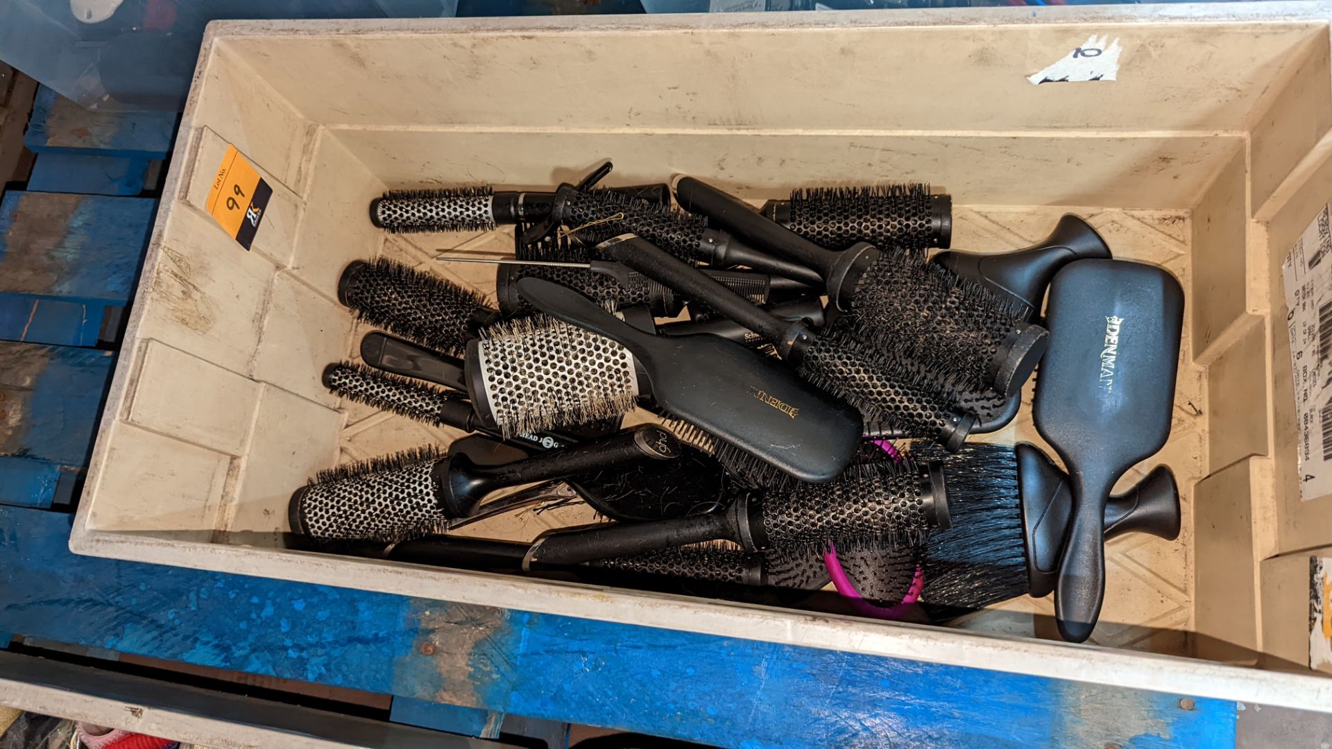 Contents of a crate of hairbrushes & similar - crate excluded - Image 3 of 4