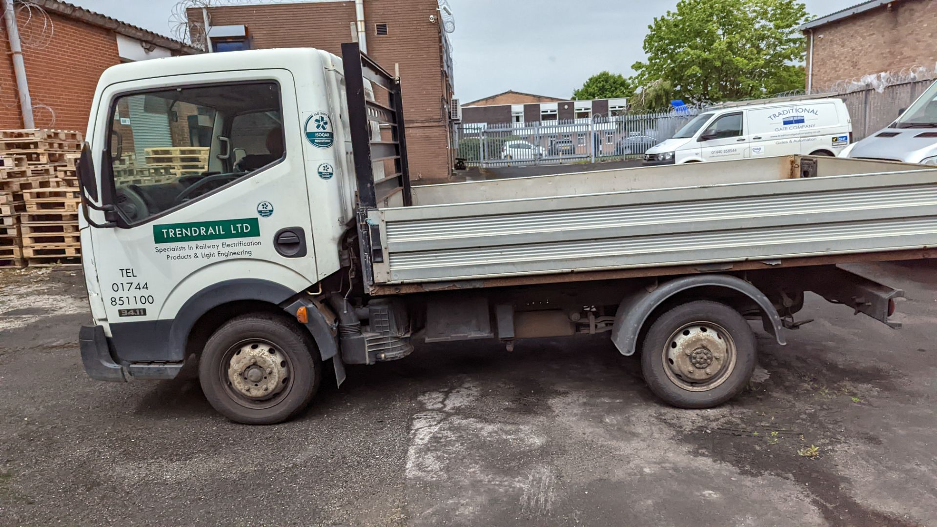 FE57 UVK Nissan Cabstar 34.11 S/C SWB 3.1m dropside, 5 speed manual gearbox, 2488cc diesel engine. - Image 11 of 35