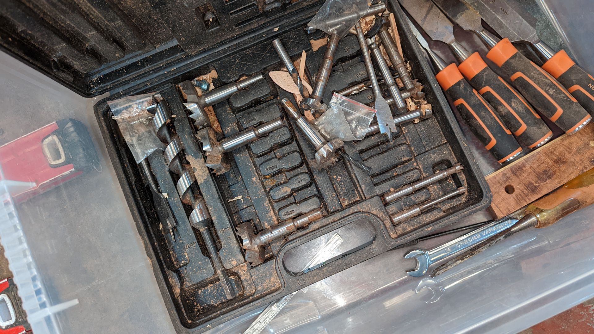 Contents of a crate of hand tools & miscellaneous - crate excluded - Image 6 of 7
