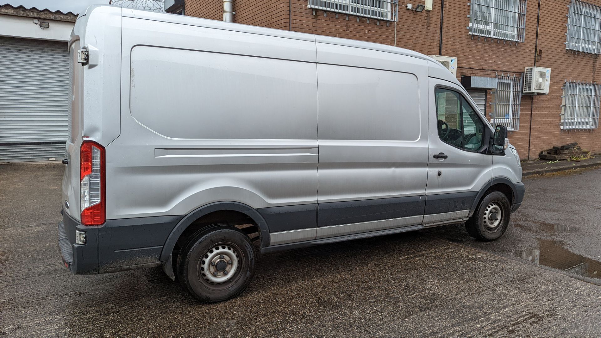 MD65 WHH Ford Transit 350, 6-speed manual gearbox, 2198cc diesel engine, 5981mm x 2550mm. Colour: Si - Image 25 of 51