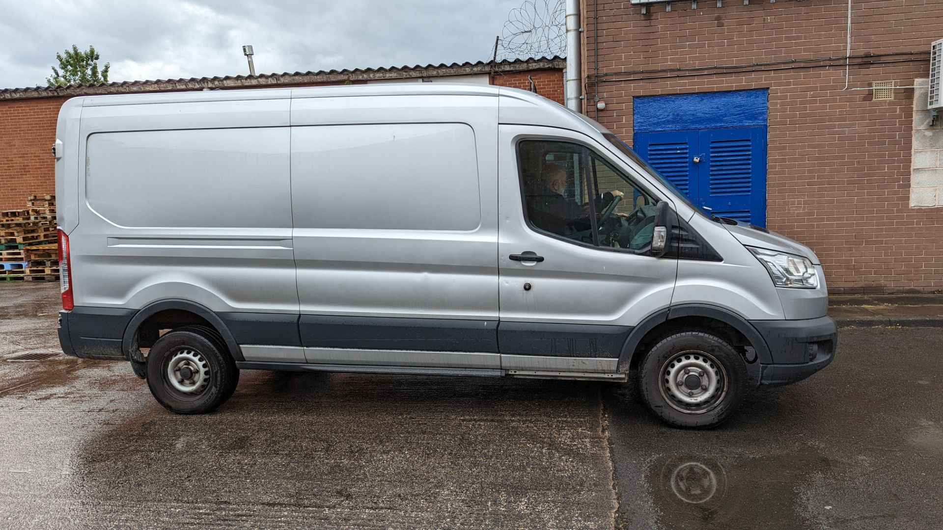 MD65 WHH Ford Transit 350, 6-speed manual gearbox, 2198cc diesel engine, 5981mm x 2550mm. Colour: Si - Image 29 of 51