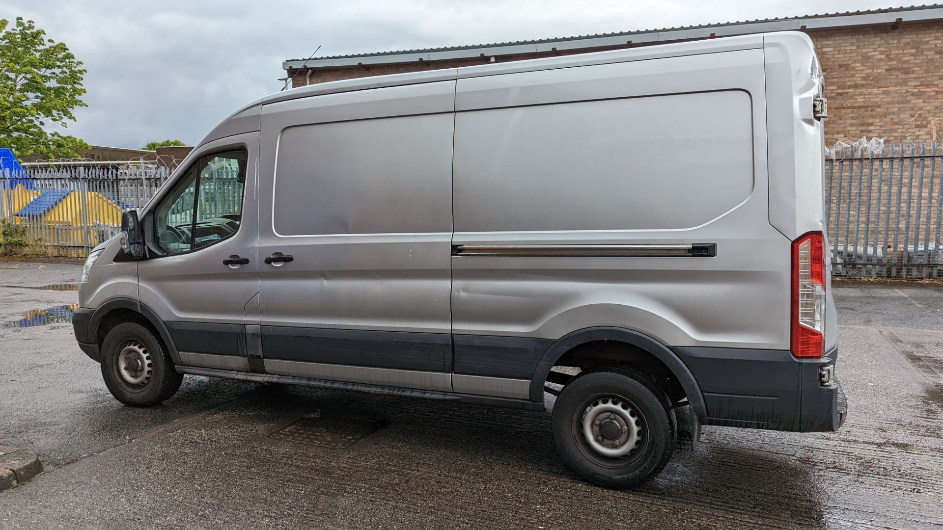 MD65 WHH Ford Transit 350, 6-speed manual gearbox, 2198cc diesel engine, 5981mm x 2550mm. Colour: Si - Image 14 of 51