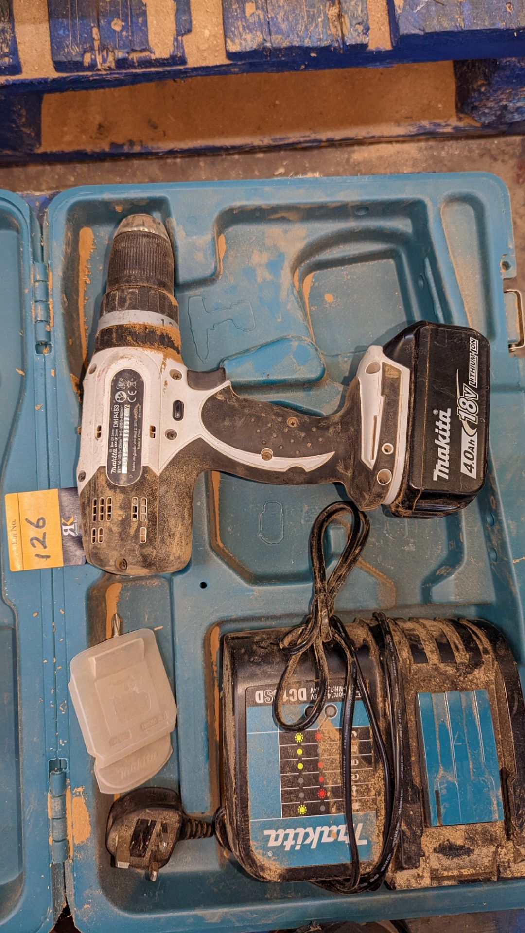 Cordless Makita power tool lot comprising 2 off DHP453 drills, 1 off 18v battery, 1 off DC18SD charg - Image 6 of 8