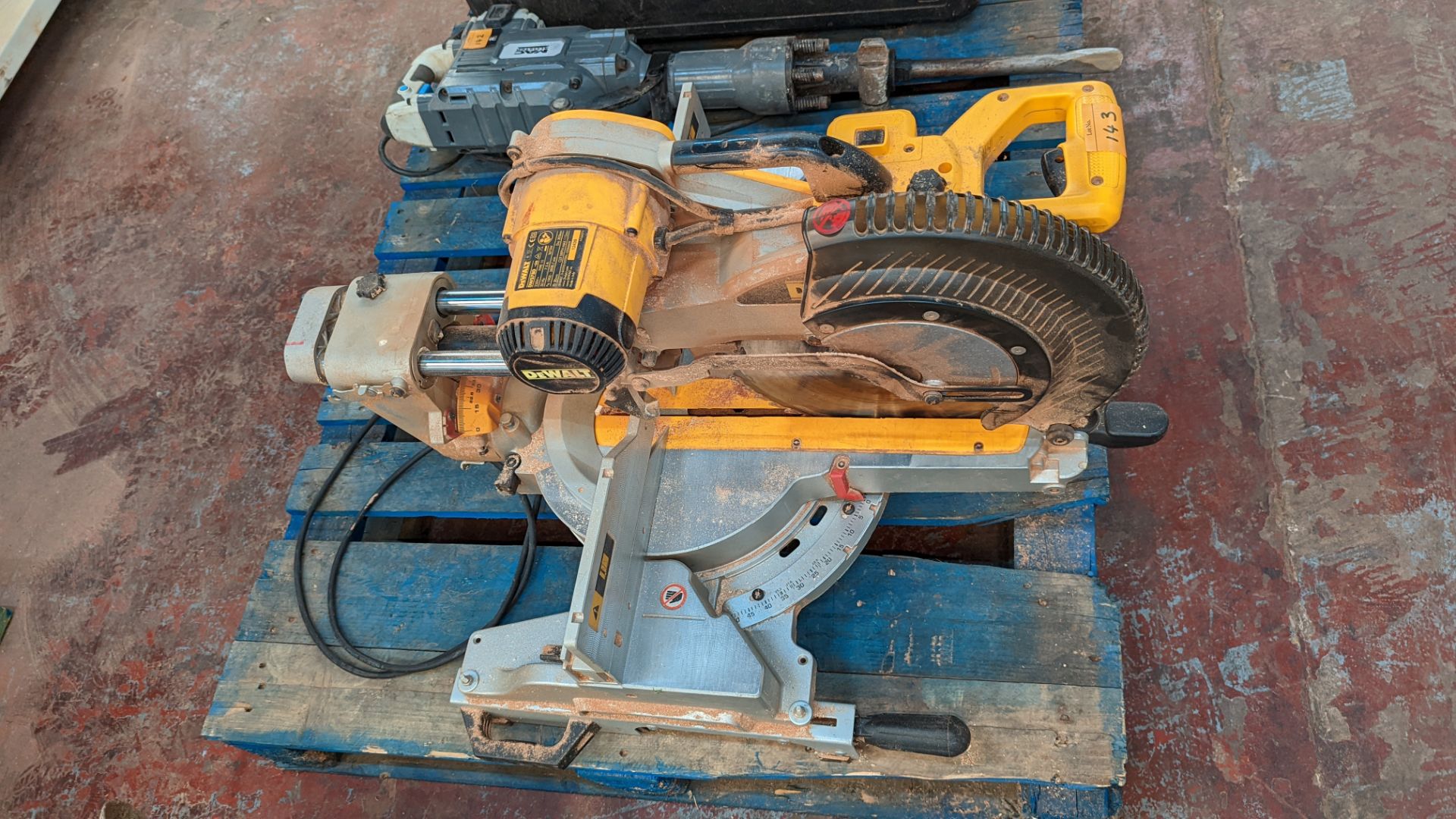 De Walt model DWS780 305mm compound sliding mitre saw - Image 6 of 12