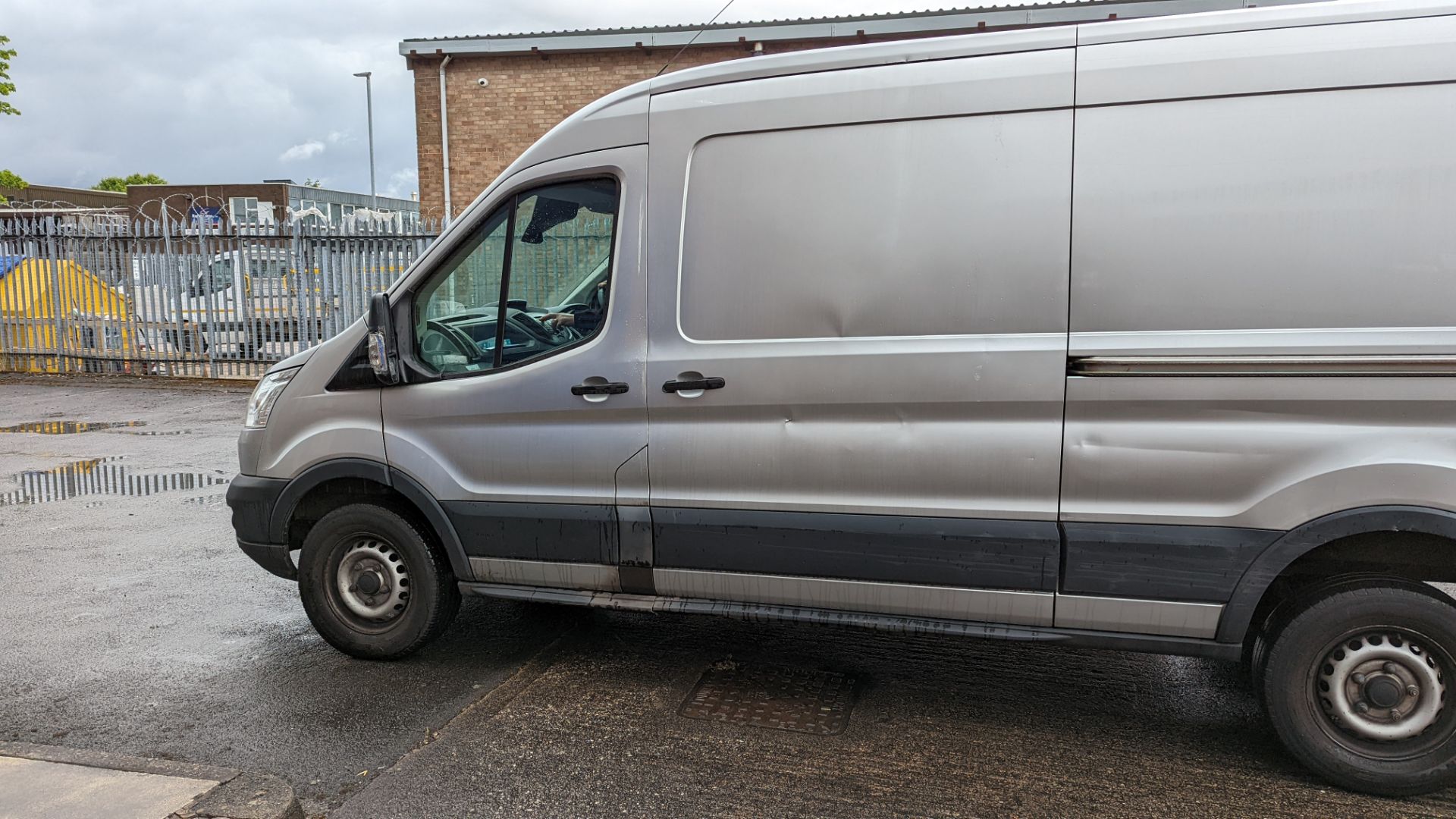 MD65 WHH Ford Transit 350, 6-speed manual gearbox, 2198cc diesel engine, 5981mm x 2550mm. Colour: Si - Image 12 of 51