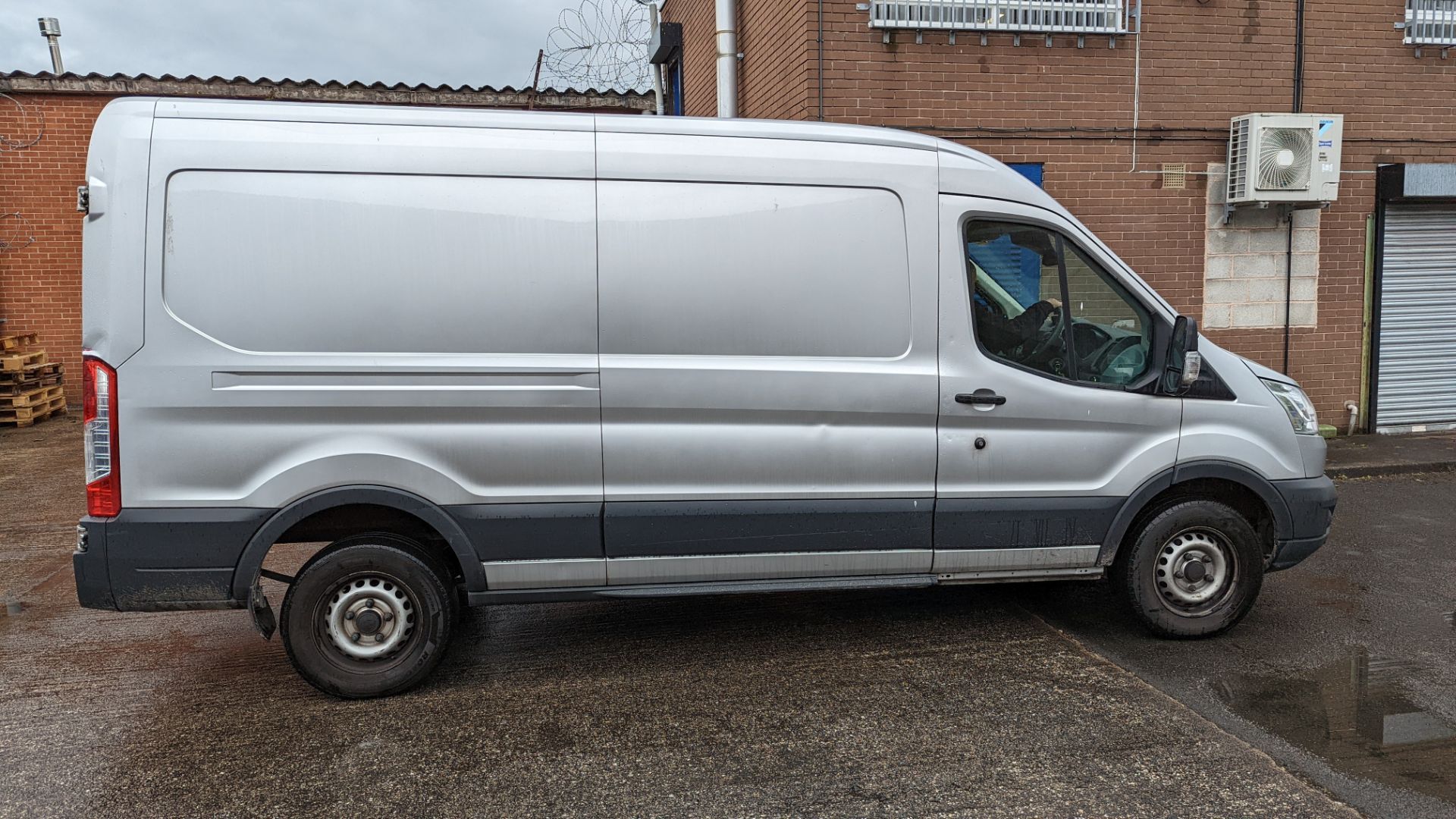 MD65 WHH Ford Transit 350, 6-speed manual gearbox, 2198cc diesel engine, 5981mm x 2550mm. Colour: Si - Image 27 of 51